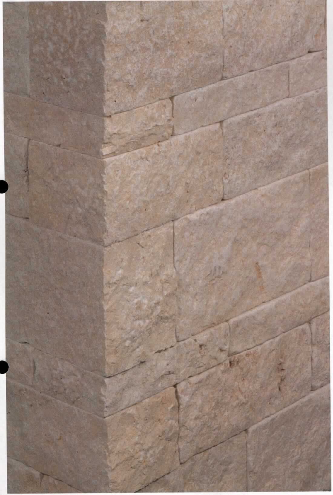 Angaben:
Schlossmauersteine, ARAMIS
Bearbeitung: Sichtflächen spaltrau, Lager- & Stirnflächen gesägt, Kanten getrommelt 
Farbe: gelb-beige 
Material: Kalkstein 
Herkunft: Türkei 
Größe 7,5 x 18-20 x 30-60 cm  
Größe 15 x 18-20 x 30-60 cm  
Größe 22,5 x 18-20 x 30-60 cm  

Befund:
Bearbeitete Werksteine und Waren daraus
