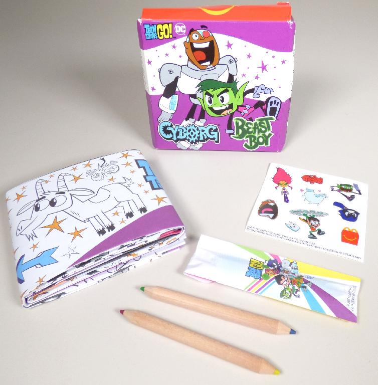 Es handelt sich um eine Zusammenstellung (Mc Donald`s - Teen Titans Go - 2022, Motiv: Cyborg and Beast Boy), der nachfolgend beschriebenen Waren, die gemeinsam in einer mit Produktinformationen bedruckten Pappschachtel verpackt sind:

1. Ein Druckerzeugnis in Form eines rechteckigen Zuschnitts aus Papier (Abmessungen etwa 48,0 x 70,5 cm). Der Zuschnitt ist beidseitig im Wesentlichen mit kindgerechten Bilderrätseln (z. B. Unterschiede finden, Labyrinth) und einem Spiel (Drei gewinnt) bedruckt.

2. Zwei beidseitig angespitzte Buntstifte (Länge etwa 8,7 cm), die gemeinsam in einem Umschlag aus Papier verpackt sind.

3. Ein Stickerbogen (Abmessungen: 7,6 x 7,6 cm) (Ware mit geringem Wert).

Abbildung siehe Anlage.

Derartige Waren gehören als "andere Drucke, andere als solche der vorgenannten Codenummern" zur Codenummer 4911 99 00 00 0 des Zolltarifs, da es sich um eine Warenzusammenstellung in Aufmachung für den Einzelverkauf handelt, deren wesentlicher Charakter nach dem Wert und der Bedeutung für die Verwendung durch das unter 1. beschriebene Druckerzeugnis bestimmt wird.