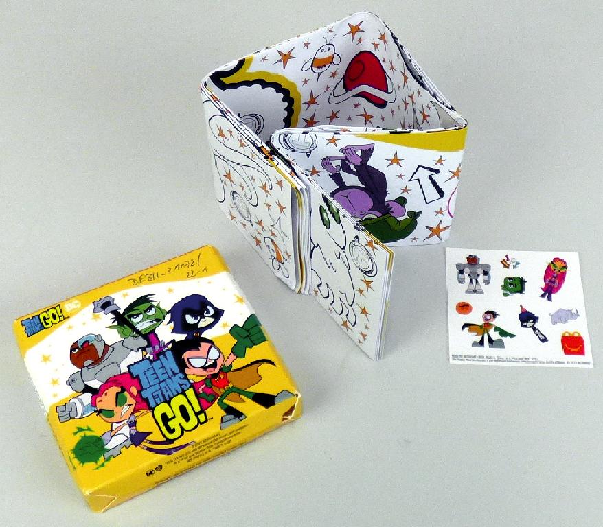 Es handelt sich um eine Zusammenstellung (Mc Donald`s - Teen Titans Go - 2022, Motiv: Teen Titans), der nachfolgend beschriebenen Waren, die gemeinsam in einer mit Produktinformationen bedruckten Pappschachtel verpackt sind:

1. Ein Druckerzeugnis in Form eines rechteckigen Zuschnitts aus Papier (Abmessungen etwa 48,0 x 70,5 cm). Der Zuschnitt ist beidseitig im Wesentlichen mit kindgerechten Bilderrätseln (z. B. Unterschiede finden, Labyrinth) und einem Spiel (Drei gewinnt) bedruckt.

2. Zwei beidseitig angespitzte Buntstifte (Länge etwa 8,7 cm), die gemeinsam in einem Umschlag aus Papier verpackt sind.

3. Ein Stickerbogen (Abmessungen: 7,6 x 7,6 cm) (Ware mit geringem Wert).

Abbildung siehe Anlage.

Derartige Waren gehören als "andere Drucke, andere als solche der vorgenannten Codenummern" zur Codenummer 4911 99 00 00 0 des Zolltarifs, da es sich um eine Warenzusammenstellung in Aufmachung für den Einzelverkauf handelt, deren wesentlicher Charakter nach dem Wert und der Bedeutung für die Verwendung durch das unter 1. beschriebene Druckerzeugnis bestimmt wird.