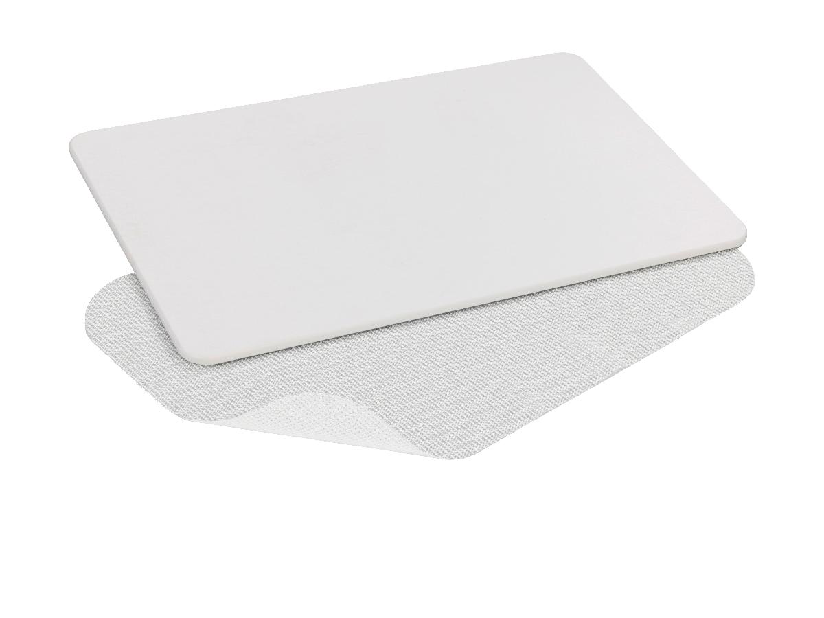 Angaben:
Badematte aus Diatomeenerde weiß; Maße (L x B/H): 60 x 39 cm; hygienisch, schnelltrocknend; mit Anti-Rutschnetz und Zuschnitt eines Schleifpapiers zum Entfernen von Flecken; gemeinsam in einem bedruckten Pappkarton für den Einzelverkauf aufgemacht.

Warenbeschaffenheit:
Rechteckige, an den Ecken abgerundete, cremefarbene Matte (ca. 60 x 39 cm) aus mineralischem Material; zusammen mit einem Anti-Rutschnetz und einem Schleifpapier-Zuschnitt im Originalkarton verpackt.

Befund:
Waren aus Steinen oder anderen mineralischen Stoffen, anderweit weder genannt noch inbegriffen.
Warenzusammenstellung bei der im Sinne der AV 3 b) die Badematte aus mineralischen Stoffen im Hinblick auf die Verwendung und den Umfang als charakterbestimmend angesehen wird.
