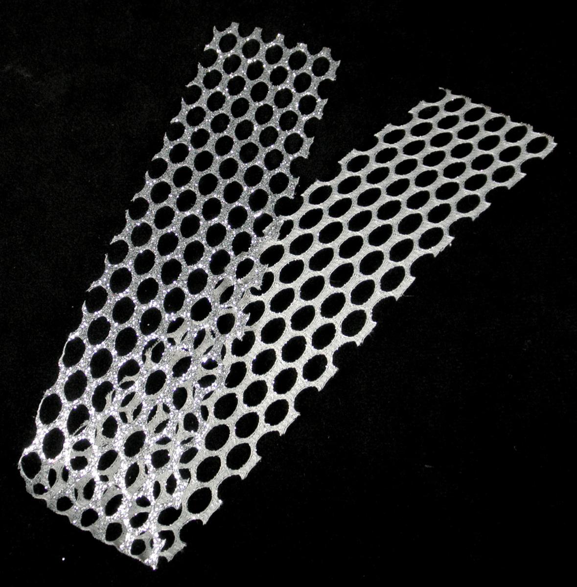 Überzogenes Gewebe, sog. Geschenkband mit silber Glitzer, Foto siehe Anlage,
- laut Antrag auf Rollen, im 4er Set,
- als Meterware, mit einer Breite von laut Antrag 3,8 cm und einer Länge con 2,7 m,
- aus einem Gewirke (= Gewebe im Sinne des Kapitels 59) aus synthetischen Chemiefasern
  (laut Antrag Polyester), das auf der Schauseite auf der ganzen Oberfläche vollständig mit Klebstoff
  überzogen und mit einer mit dem bloßen Auge wahrnehmbaren Deckschicht aus metallisierten
  Partikeln aus Kunststoff versehen ist, somit keine Ware der Position 5608,
- an den Rändern heiß geschnitten; lediglich in einfacher Weise gegen Ausriefeln gesichert,
  u. a. somit nicht konfektioniert,
- ohne in den Klebstoff eingebettete Kügelchen.

"Überzogenes Gewebe, anderes als in den Positionen 5901 bis 5906 genannte, ohne in Klebstoff
 eingebettete Kügelchen"