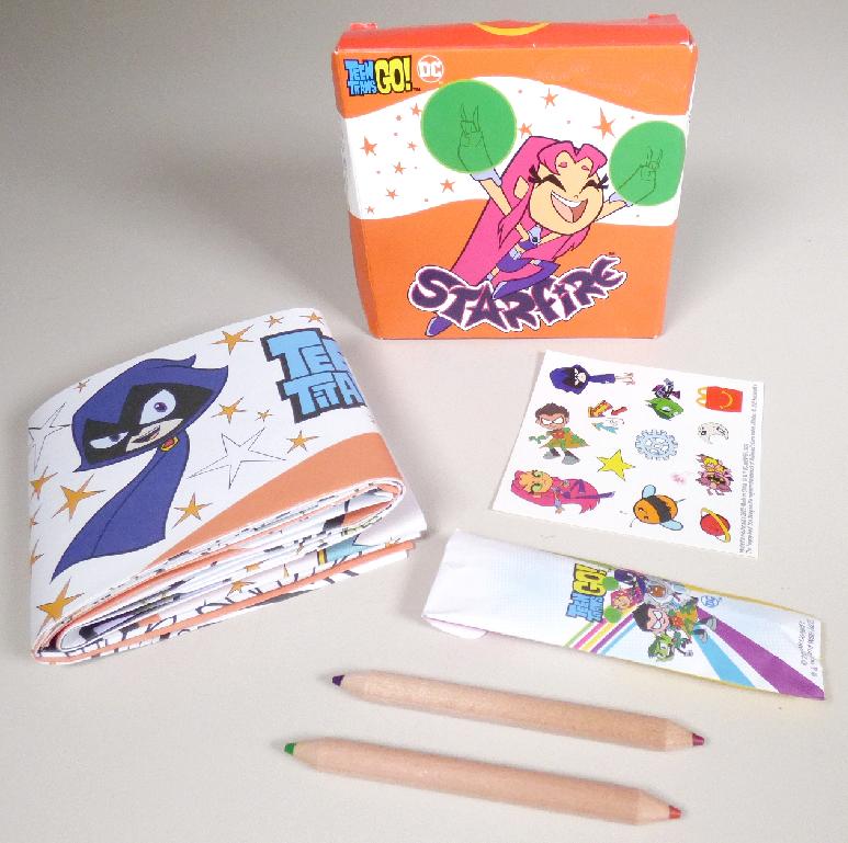 Es handelt sich um eine Zusammenstellung (Mc Donald`s - Teen Titans Go - 2022, Motiv: Starfire), der nachfolgend beschriebenen Waren, die gemeinsam in einer mit Produktinformationen bedruckten Pappschachtel verpackt sind:

1. Ein Druckerzeugnis in Form eines rechteckigen Zuschnitts aus Papier (Abmessungen etwa 48,0 x 70,5 cm). Der Zuschnitt ist beidseitig im Wesentlichen mit kindgerechten Bilderrätseln (z. B. Unterschiede finden, Labyrinth) und einem Spiel (Drei gewinnt) bedruckt.

2. Zwei beidseitig angespitzte Buntstifte (Länge etwa 8,7 cm), die gemeinsam in einem Umschlag aus Papier verpackt sind.

3. Ein Stickerbogen (Abmessungen: 7,6 x 7,6 cm) (Ware mit geringem Wert).

Abbildung siehe Anlage.

Derartige Waren gehören als "andere Drucke, andere als solche der vorgenannten Codenummern" zur Codenummer 4911 99 00 00 0 des Zolltarifs, da es sich um eine Warenzusammenstellung in Aufmachung für den Einzelverkauf handelt,
deren wesentlicher Charakter nach dem Wert und der Bedeutung für die Verwendung durch das unter 1. beschriebene Druckerzeugnis bestimmt wird.