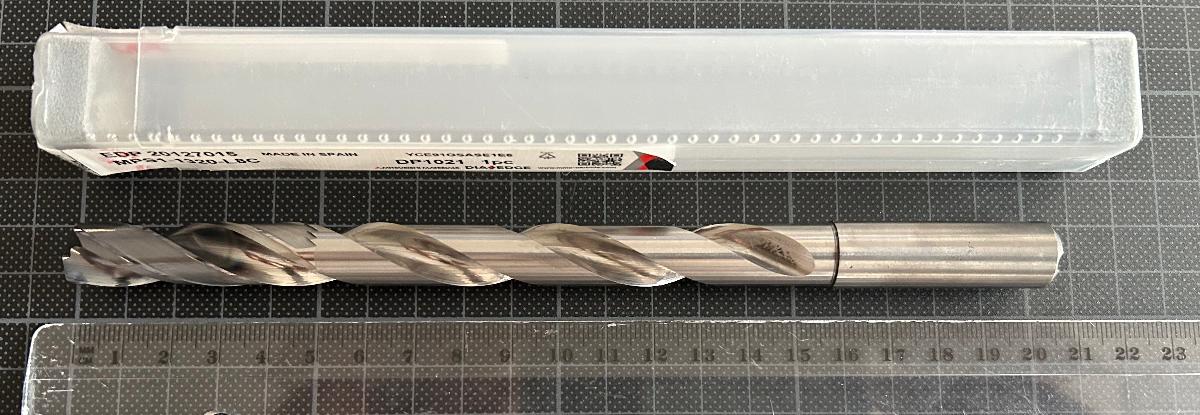 "Bohrer"

- auswechselbare Werkzeuge, vollständig aus Cermets (auf der Grundlage
   von Wolframcarbid und Cobalt), in Form eines zylindrischen Schafts, an
   einem Ende mit einer geschliffenen Schneidgeometrie (arbeitender Teil) versehen

- je nach Serie und innerhalb einer Serie mit verschiedenen Abmessungen,
   Schneidgeometrien und dem Verschleißschutz dienenden Beschichtungen,
   teilweise mit Kühlkanälen und Weldon oder Whistle-Notch-Spannflächen versehen

- zur fallweisen Verwendung in Bohrmaschinen oder Werkzeugmaschinen

 - zur Metallbearbeitung

- verpackt in einer Kunststoffbox.

Abbildung siehe Anlage.

Derartige Erzeugnisse gehören als "auswechselbare Werkzeuge zur Verwendung in Handwerkzeugen oder Werkzeugmaschinen, Bohrwerkzeuge für die Metallbearbeitung, mit arbeitendem Teil aus Cermets" zum TARIC-Code 8207 5050 00.