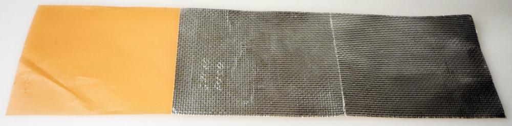 Gewebe aus Glasfasern, sog. Klebeband, Foto siehe Anlage,
ein Warenmuster wurde nicht vorgelegt, die Einreihung erfolgt anhand der Antragsangaben,
- dichtgewebtes Gewebe,
- aus Garnen aus textilen Glasfilamenten (keine Glasseidenstränge/Rovings),
- in Leinwandbindung,
- einseitig mit einer dünnen Folie aus Aluminium überzogen (laminiert),
- einseitig mit einer dünnen Klebeschicht aus Kunststoff (Acrylat) überzogen und mit einer Abdeckfolie
  aus Kunststoff versehen
- Meterware auf Rollen mit einer Breite von 50, 68, 80, 100, 130 und 160 mm und einer Länge
  von 50 Meter.
- zur Verwendung als Hitzeschutz für Kabelbaumsätze im Motorraum,
- die Glasfasern bestimmen nach dem Umfang (Dicke) den wesentlichen Charakter der Waren,
- keine Einreihung in die TARIC-Codes 7019 6400 81 bis 7019 6400 84, da nach den Antragsangaben
  die Waren nicht in der Verbundwerkstoffindustrie zur Verstärkung von Thermo- und Duroplasten
  verwendet werden können.

"Waren aus Glasfasern, mechanisch gebundene Flächenerzeugnisse, geschlossene Gewebe,  
 aus Garnen, nicht aus Glasseidensträngen (Rovings), in Leinwandbindung, bestrichen,
 andere als in den TARIC-Codes 7019 6400 11 bis 7019 6400 84 genannte"