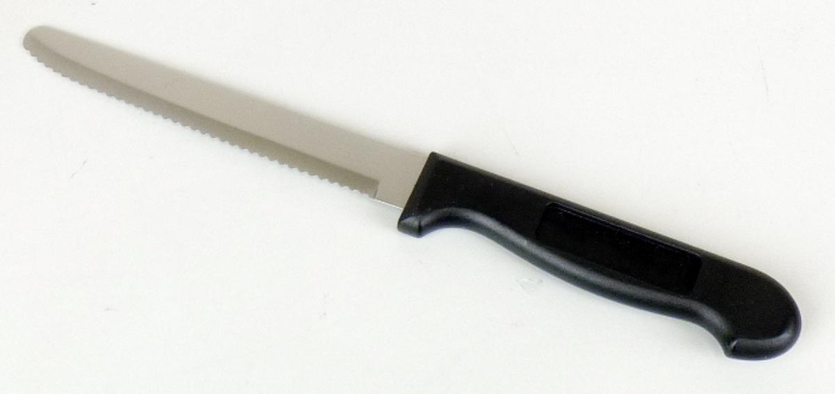 "Küchenmesser"

- mit schneidender, feststehender Klinge aus unedlem Metall, mit wellenförmigem Klingenschliff
  und Griff aus Kunststoff; der Griff ist auf einer Seite mit einer annähernd quadratischen
  Aussparung versehen

- Länge ca. 23 cm

- zur Verwendung in der Küche beim Zubereiten von Speisen

- mit einem Klingenschutz aus Kunststoff versehen und in einem Pappkarton
  aufgemacht

Abbildung siehe Anlage.

Derartige Erzeugnisse gehören als "andere Messer mit schneidender,
feststehender Klinge aus unedlem Metall, auch gezahnt, kein Messer
der Pos. 8208" zur Codenummer 8211 9200 00 0 des Zolltarifs.