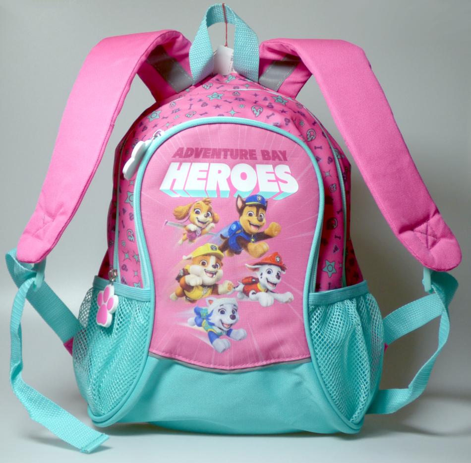 Rucksack, Foto siehe Anlage,
- mit einer Außenseite aus Spinnstoffen,
- mit zwei gepolsterten, längenverstellbaren Rückentragegurten,
- mit einem Handtrageschlaufe,
- mit einem gepolsterten Rückenteil,
- an beiden Schmalseiten mit einem offenen Einsteckfach aus Netzstoffen,
- mit einem aufgesetzten Vorfach mit Reißverschluss,
- das Hauptfach ist mit einem entlang des oberen Rands bis zu den Schmalseiten
  verlaufenden Reißverschluss versehen,
- - gefüttert; ohne Inneneinteilung,
- mit den Abmessungen: ca. 28 cm (Breite) x 35 cm (Höhe) x 12 cm (Tiefe),
- ohne Hinweise auf Handarbeit.

"Rucksack, mit Außenseite aus Spinnstoffen, nicht handgearbeitet"