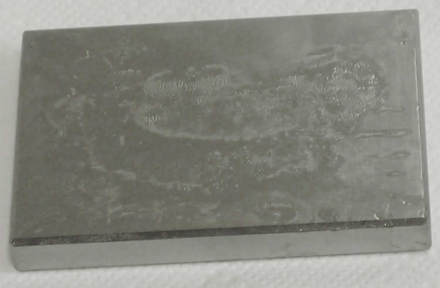 Halbzeug aus Stahl

Bei der Ware handelt es sich um rechteckige Abschnitte von warmvorgewalztem Langmaterial aus nicht legiertem Stahl (1.1730; C45W). Die Abschnitte werden durch eine spanende Bearbeitung, einschließlich einer groben Fräs- und Schleifbehandlung in eine rechteckige, genormte Größe mit vorgegebener grober Fertigungstoleranz gebracht. Sie dienen als Vormaterial für eine weitere Bearbeitung.

Derartige Waren sind als "Halbzeug aus nicht legiertem Stahl, mit einem Kohlenstoffgehalt von 0,25 GHT oder mehr, anderes, mit rechteckigem (nicht quadratischen) Querschnitt, warm vorgewalzt oder stranggegossen" in den TARIC-Code 7207 2032 00 einzureihen.
