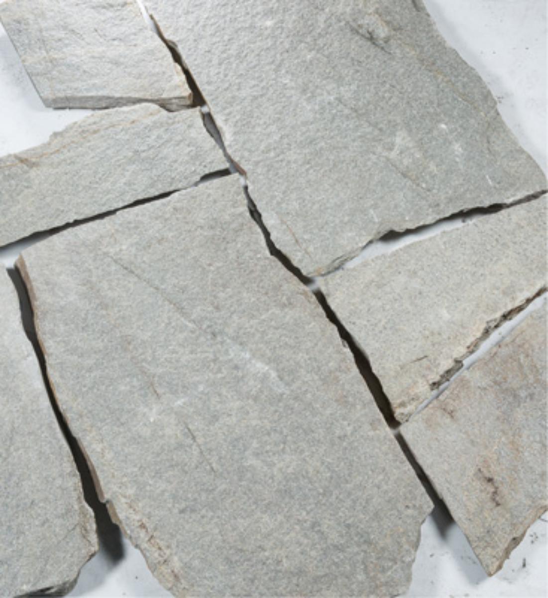 Angaben:
Polygonalplatten HELLAS; Bearbeitung: Oberfläche spaltrau, Kanten teils mit Bohrlöchern; Material: Silikatmarmor; Farbe: dunkelgrau-grün.

Befund:
Pflasterplatten aus Naturstein.