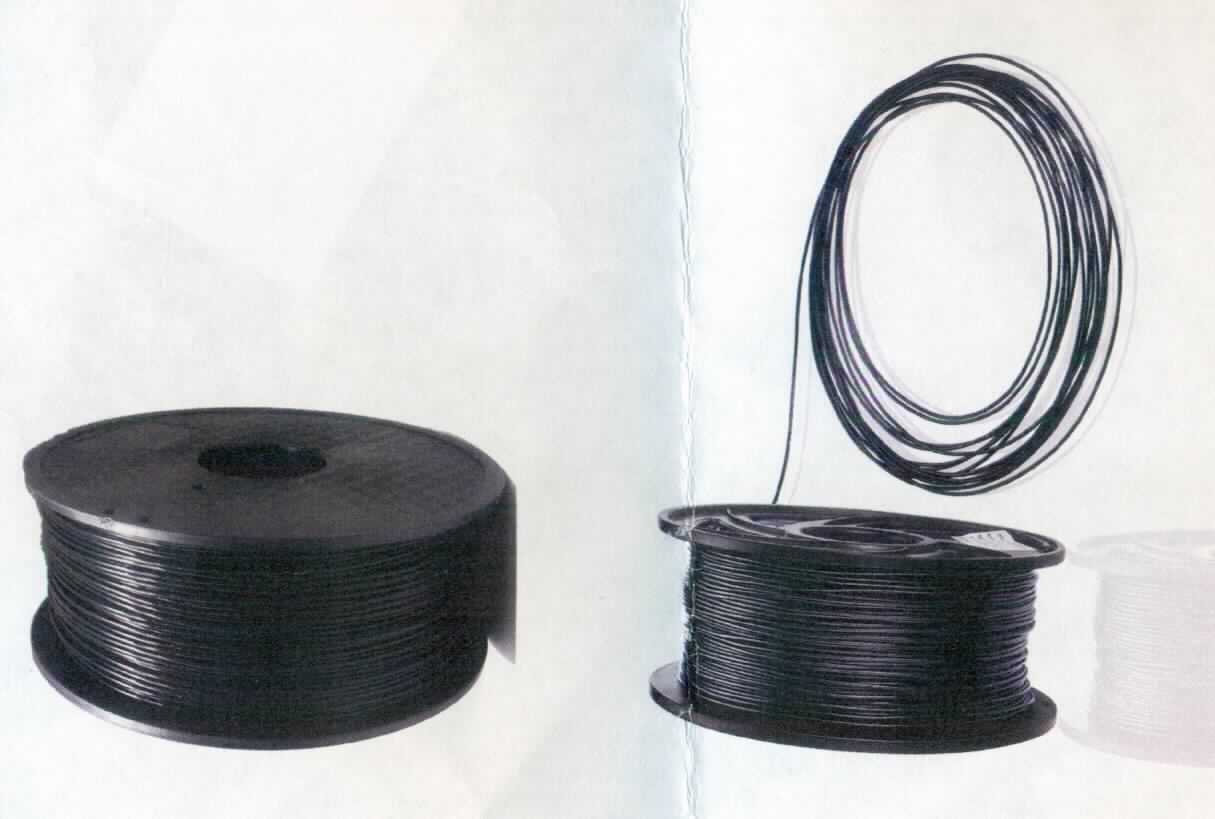 Angaben des Antragstellers: 
Monofilament für 3D-Drucker (Durchmesser 1,75 mm)
Material: Acrylnitril-Butadien-Styrol (ABS)

Die Filamente werden in verschiedenen Farben gehandelt.

Ein Warenmuster wurde nicht vorgelegt.

Befund:
Es liegen Profile aus Kunststoff im Sinne der Unterposition (KN) 3916 9010 vor.
