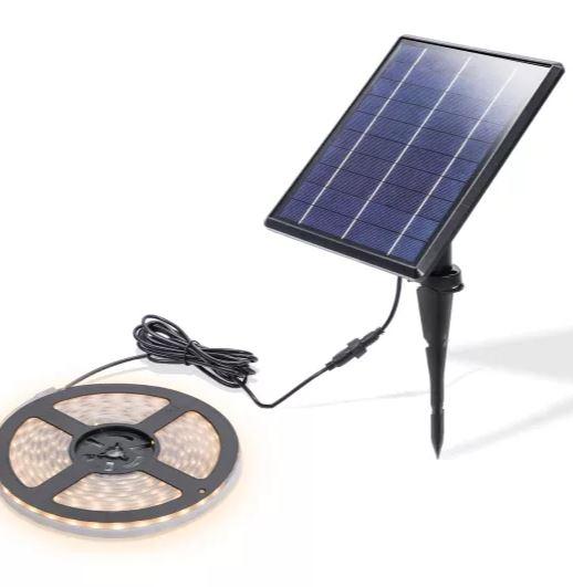 Bei dem sog. Solar-Lichtschlauch, Artikelnummer 102710 handelt es sich um einen elektrischen Beleuchtungskörper, bestehend aus einem etwa 5 m langen, klarsichtigen Kunststoffschlauch (mit einem rückseitigen Klebeband bzw. sechs Kunststoffhalterungen mit Befestigungsmaterial), in dem ein Metallstreifen mit 300 weiß, im Dauerlicht bzw. Blinklicht, leuchtenden LED-Lichtquellen enthalten sind, einem 23,2 x 18,8 x 4,5 cm (L x B x H) großen Solarmodul mit elektrischer Ausstattung wie einem etwa 3 m langen Kabel, drei austauschbaren Akkumulatoren, einem Helligkeitsschalter und einem Taster sowie zwei Befestigungsmöglichkeiten (11 cm lange Wandhalterung mit Befestigungsmaterial bzw. 18 cm langem Erdspieß aus Kunststoff).
Der Lichtschlauch dient der Außenbeleuchtung bspw. im Garten (IP54) und ist auf eine Kunststoffspule aufgerollt.

Der charakterbestimmende Stoff wird aufgrund des Umfangs und des äußeren Erscheinungsbildes durch den Kunststoffanteil bestimmt.

Das Erzeugnis ist als "elektrischer Beleuchtungskörper, anderweit weder genannt noch inbegriffen, nicht von den Unterpositionen (HS) 9405 11 bis 9405 31 erfasst, fotovoltaisch, ausschließlich zur Verwendung mit LED-Lichtquellen bestimmt, kein Scheinwerfer, aus Kunststoffen" einzureihen.