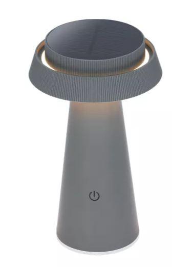 Bei der sog. Solar Tisch- und Campingleuchte "Sissi 23" CCT, Art. 102921 handelt es sich um einen ca. 14 cm x 23 cm (d x H) großen elektrischen Beleuchtungskörper, im Wesentlichen bestehend aus einem runden konischen Lampenfuß aus grauem Kunststoff sowie einem kreisrunden Lampenschirm aus grauem Kunststoff mit einem Solarpanel an der Oberseite und einer lichtdurchlässigen Kunststoffabdeckung an der Unterseite.
Im Lampenschirm ist eine im Dauerlicht weiß leuchtende, in drei Lichtfarben (3000 K, 4500 K und 6000 K) einstellbare und dimmbare LED-Lichtquelle (30 LED) integriert.
Das Erzeugnis ist mit einer USB-Ladeanschluss und einem Berührungssensor (Ein-/Ausschalter und zur Einstellung der Helligkeitsstufen) ausgestattet. 

Die Leuchte dient vielfältigen Beleuchtungszwecken im Innen- und Außenbereich (IP 44) und kann universell platziert werden.

Das Erzeugnis ist als "elektrischer Beleuchtungskörper, anderweit weder genannt noch inbegriffen, nicht von den Unterpositionen (HS) 9405 11 bis 9405 39 erfasst, fotovoltaisch, ausschließlich zur Verwendung mit LED-Lichtquellen bestimmt, kein Scheinwerfer, aus Kunststoffen" einzureihen.