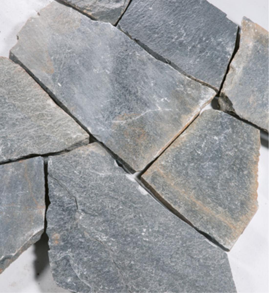 Angaben:
Polygonalplatten LARA BLAU; Bearbeitung: Oberfläche spaltrau, Kanten teils mit Bohrlöchern; Material: Calcitmarmor; Farbe: dunkelgrau-blau.

Befund:
Pflasterplatten aus Naturstein.