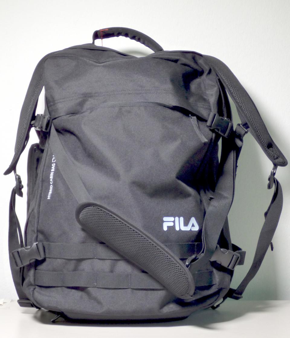 Rucksack, Foto siehe Anlage,
- mit einer Außenseite aus Spinnstoffen,
- mit zwei längenverstellbaren, gepolsterten Rückentragegurten, die am unteren Rand mittels
  Karabinerhaken befestigt sind und ausgehakt in einem Reißverschlussfach an der Rückseite 
  verstaut werden können,
- mit einem Handtragegriff an der Oberseite und an der Längsseite,
- mit einem abnehmbaren, längenverstellbaren Schultertragegurt zum kurzzeitigen Tragen
  des Rucksackes in der Art einer Tasche,
- an beiden Schmalseiten mit zwei Kompressionsgurten mit Schnappverschluss versehen,
- an der Vorderseite mit zwei Bändern, die durch Annähen über je sechs Laschen verfügen,
- mit einem eingesetzten Vorfach mit Reißverschluss,
- das Hauptfach ist mit einem an drei Seiten verlaufenden Reißverschluss versehen,
- - gefüttert und gepolstert; innen mit einem offenen Einsteckfach, zwei Reißverschlussfächern und
    einem gepolsterten Laptopfach mit Klettriegel ausgestattet,
- mit den Abmessungen: ca. 36 cm (Breite) x 50 cm (Höhe) x 15 cm (Tiefe),
- ohne Hinweise auf Handarbeit,
- stellt sich aufgrund des Gesamteindrucks als Rucksack dar.

"Rucksack, mit Außenseite aus Spinnstoffen, nicht handgearbeitet"