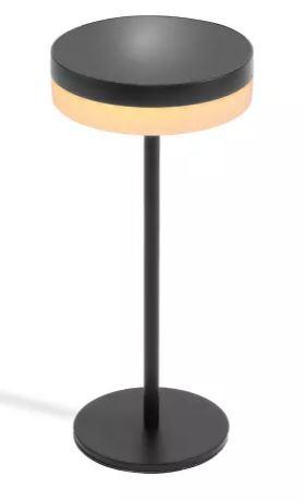 Bei der sog. Solar Sensor Tisch- und Designleuchte „Ella“, Art. 102923 handelt es sich um eine ca. 123 mm x 276 mm (d x H) große elektrische Leuchte, im Wesentlichen bestehend aus einem kreisrunden schwarzen Lampenfuß aus Metall, einem stabförmigen schwarzen Metallständer und einem kreisrunden schwarzen Lampenschirm aus Metall mit einer lichtdurchlässigen Kunststoffabdeckung an der Unterseite.
Im Lampenschirm sind ein Solarpanel, eine im Dauerlicht weiß leuchtende, in drei Lichtfarben (3000 K, 4500 K und 6000 K) einstellbare und dimmbare LED-Lichtquelle (58 LED) integriert.
Das Erzeugnis ist mit einem USB-Ladeanschluss und einer Sensorfunktion (Ein-/Ausschalten und Einstellung der Helligkeitsstufen erfolgt durch Berühren des Leuchtenständers) ausgestattet.

Da das Erzeugnis sowohl als Tischleuchte zur Verwendung in Innenräumen als auch zur Verwendung im Außenbereich (z. B. zum Aufstellen auf Terrassentische; IP 44) konzipiert ist, erfolgt die Einreihung in die zuletzt genannte Unterposition der gleichermaßen in Betracht kommenden Unterpositionen.

Der charakterbestimmende Stoff wird aufgrund des Umfangs und der Bedeutung in Bezug auf die Verwendung (Form und Stabilität verleihend) durch das Metall bestimmt.

Hinweise auf Handarbeit liegen nicht vor. 

Das Erzeugnis ist als "elektrischer Beleuchtungskörper, anderweit weder genannt noch inbegriffen, nicht von den Unterpositionen (HS) 9405 11 bis 9405 39 erfasst, fotovoltaisch, ausschließlich zur Verwendung mit LED-Lichtquellen bestimmt, kein Scheinwerfer, aus Metall, nicht handgearbeitet" einzureihen.