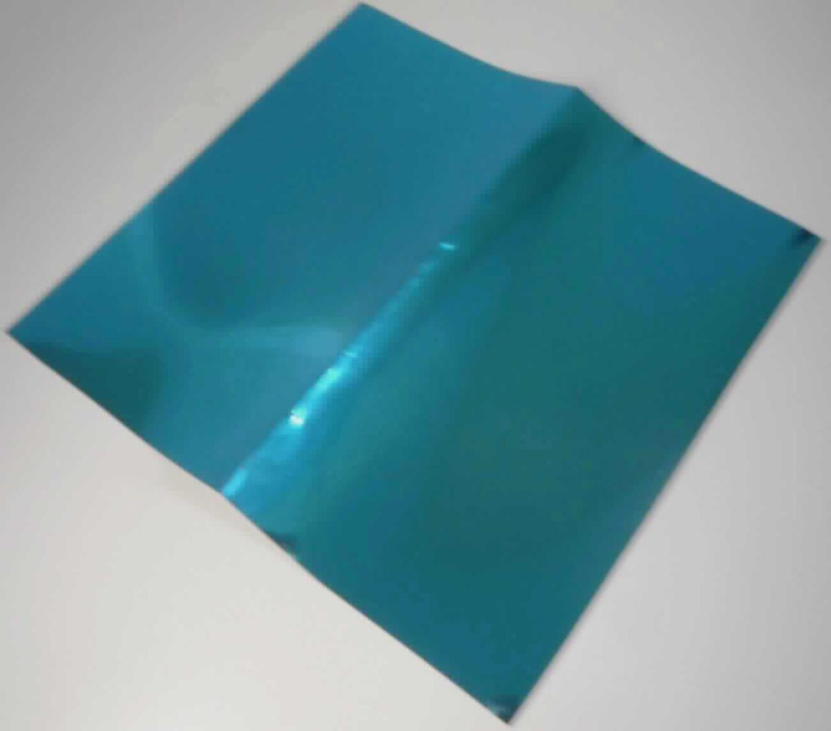 Angaben des Antragstellers:
Es handelt sich um eine Folie aus einem anderen Polyester ohne Verstärkung mit anderen Stoffen oder Zellstruktur.
Die Folie ist wie folgt aufgebaut:
1) Träger aus PET (100 µm)
2) Metallschicht in Polyesterhotmelt (45 µm)
Es handelt sich um Meterware auf Rollen mit einer Breite von 10 mm bis 1070 mm.

Feststellungen an einem Warenmuster:
Es wurde ein Abschnitt einer blau-metallisch glänzenden Folie mit weißer Rückseite vorgelegt. Die Folie dient dem Bedrucken von Textilien. Die Trägerfolie dient der besseren Handhabung und Verarbeitung.

Befund:
Es handelt sich um eine Folie aus einem anderen Polyester (charakterverleihend) im Sinne der Unterposition (KN) 3920 6900.