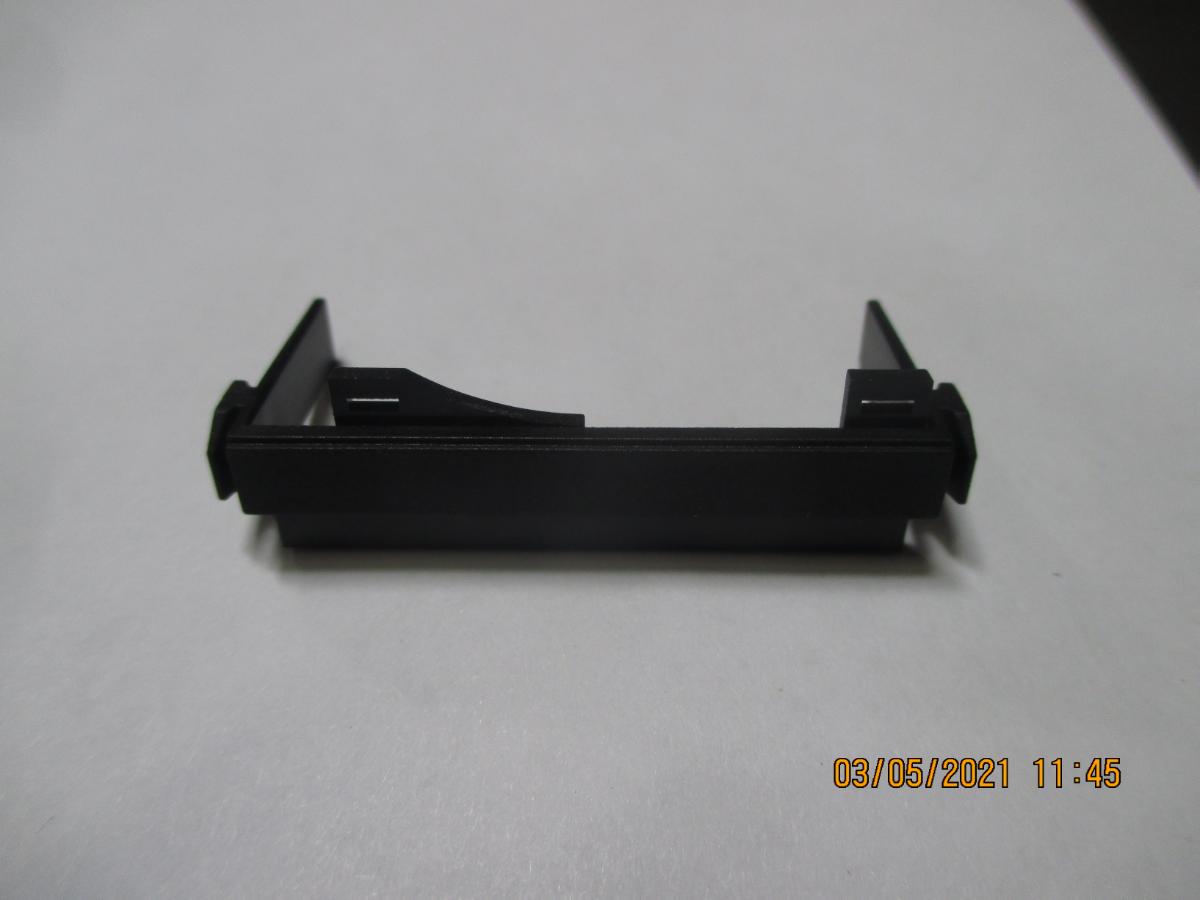 Abdeckung (Abbildung siehe Anlage),
- aus einem spezifischen Formteil aus Kunststoff mit Arretierungsvorrichtungen,
- zur Verwendung als Gehäuseteilabdeckung / Blende für modular aufgebaute
  Tisch - Steckdosenleisten, die je nach Ausstattung Geräte verschiedener Positionen
  des Zolltarifs aufweisen (z.B. Stromrichter der Position 8504 oder Steckdosen
  der Position 8536).

"Nichtelektrischer Teil von Maschinen, Apparaten oder Geräten in Kapitel 84 anderweit
 weder genannt noch inbegriffen, keine Schiffsschraube oder Schraubenflügel, nicht aus
 Gusseisen, Eisen oder Stahl"