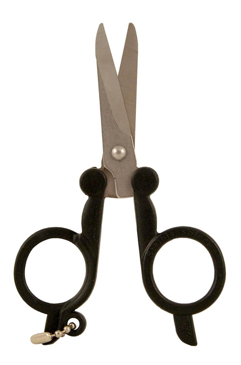 "Faltbare Schere"

- mit freiem Arm zu handhabendes Erzeugnis

- aus zwei um einen Stift x-förmig beweglich gelagerten Scherenblättern
  aus unedlem Metall (Stahl)

- zum Durchstecken der Finger am hinteren Ende mit ringartigen Griffösen
  aus Kunststoff versehen, die mit jeweils einem Scharnier zum zusammen-
  klappen versehen sind

- eine der Griffösen mit einer kleinen Öse mit einer Kugelkette versehen,
  zum Tragen an einer Schlüselkette o. ä.

- zum Zerkleinern von Tabakprodukten (Antragstellerangaben)

- in einem Pappkarton verpackt

Abbildung siehe Anlage.

Derartige Erzeugnisse gehören als "Scheren, mit arbeitendem Teil aus
unedlem Metall" zum TARIC-Code 8213 0000 00.