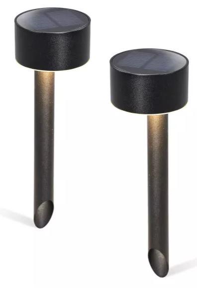 Bei der sog. Solar Leuchte "Josie 24" 2er Set, Artikelnummer 102942 handelt es sich um ein Paar gleicher, 24 cm hoher, elektrischer Beleuchtungskörper, bestehend aus jeweils einem zylin-drischen, etwa 75 x 40 mm (d x h) großen Leuchtenkopf aus einem schwarz beschichtetem Alumi-niumgehäuse, auf dessen Oberseite eine sog. Solarzelle (PV-Modul) und an dessen Unterseite acht warmweiß leuchtende LED-Lichtquellen fest verbaut sind, elektrischer Ausstattung und einem steckbaren, schwarz beschichteten Aluminiumrohr als Erdspieß. Zur elektrischen Ausstattung zählen die im Inneren des Leuchtenkopfes untergebrachten Helligkeitsschalter sowie ein austauschbarer Akkumulator.
Die Leuchte verbreitet bei eintretender Dunkelheit Licht und dient der Außenbeleuchtung bspw. im Garten.

Hinweise auf eine Handfertigung liegen nicht vor.

Das Erzeugnis ist als "elektrischer Beleuchtungskörper, anderweit weder genannt noch inbegriffen, nicht von den Unterpositionen (HS) 9405 11 bis 9405 31 erfasst, fotovoltaisch, ausschließlich zur Verwendung mit LED-Lichtquellen bestimmt, kein Scheinwerfer, aus Metall, nicht handgearbeitet" einzureihen.