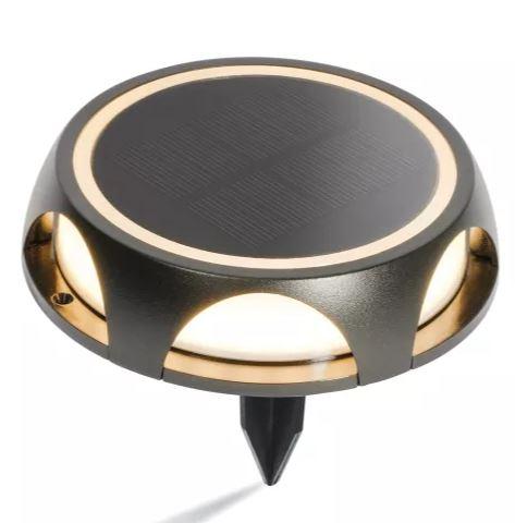 Die sog. Solar Wegeleuchte "Iris", Art.-Nr.: 102937 ist eine etwa 140 x 33 mm (d x H) große Leuchte für den Außenbereich (Schutzart IP65), die aus einem rundem Gehäuse aus schwarz beschichtetem Metall mit seitlichen, bogenförmigen Aussparungen sowie elektrischer Ausstattung besteht. Auf der Oberseite ist ein Solarmodul (PV-Einheit) mit einer Abdeckung aus Glas eingelassen und an der Unterseite befindet sich ein Stecker für einen Erdspieß aus Kunststoff.
Die weitere elektrische Ausstattung weist einen Akkumulator (Typ 18650), 30 LED-Lichtquellen, einen Taster und einen Dämmerungsschalter auf.

Im Hinblick auf das äußere Erscheinungsbild, den Umfang und die Bedeutung in Bezug auf die Verwendung bestimmt das Metall den stofflichen Charakter der Leuchte.

Es gibt keine Hinweise auf Handfertigung.

Das Erzeugnis ist als "elektrischer Beleuchtungskörper, anderweit weder genannt noch inbegriffen, nicht von den Unterpositionen (HS) 9405 11 bis 9405 31 erfasst, fotovoltaisch, ausschließlich zur Verwendung mit LED-Lichtquellen bestimmt, kein Scheinwerfer, aus Metall, nicht handgearbeitet" einzureihen.