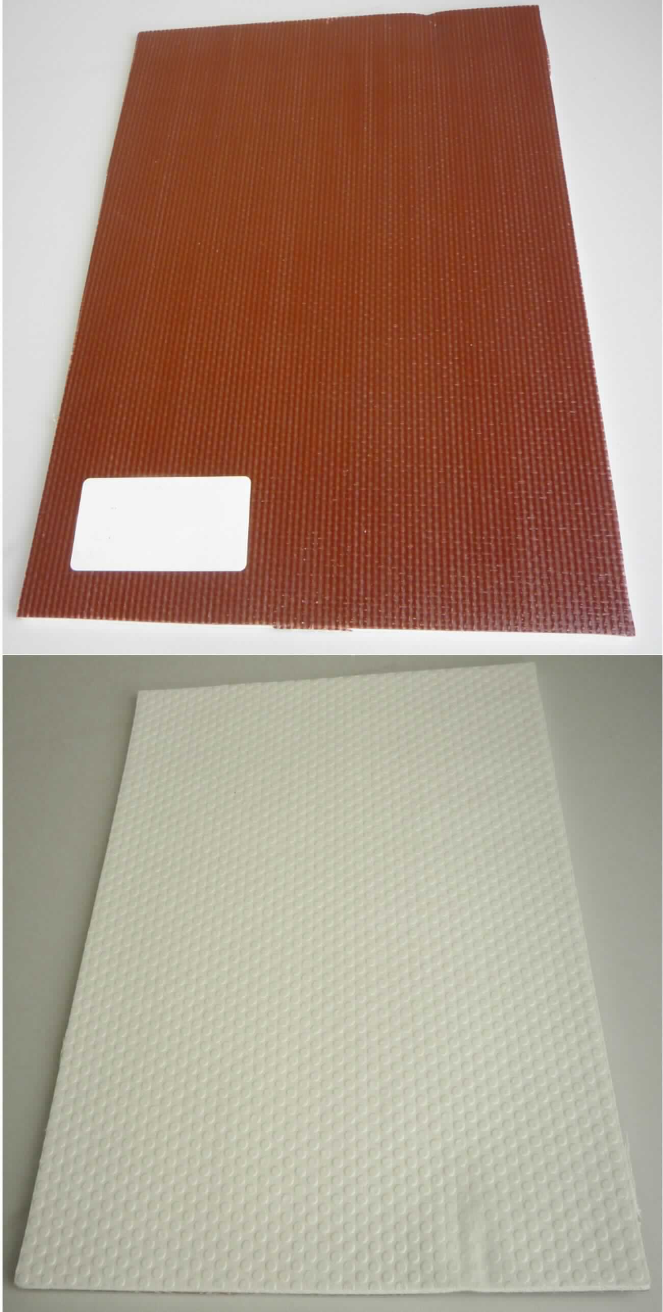 Angaben des Antragstellers:
Material für Betonschutzmatte
-Matte mit einer Breite von 200cm und einer Länge von 12m (auf Rolle). Bestehend aus einem Drehergewebe, beidseitig beschichtet mit a) PVC-Weichschaum und b) rotem Lack.-

Feststellungen an einem Warenmuster:
Es wurde ein Abschnitt einer ca. 0,5cm dicken Matte vorgelegt. Die Matte besteht aus einem ca. 0,4cm dicken, geprägten, weißen Zellkunststoff (PVC). Als Zwischenlage liegt ein eingebettetes Gewebe mit roter Beschichtung (PVC) vor.

Befund:
Es liegt eine verstärkte Matte aus Zellkunststoff (Polyvinylchlorid) der Unterposition (KN) 3921 1200 vor.