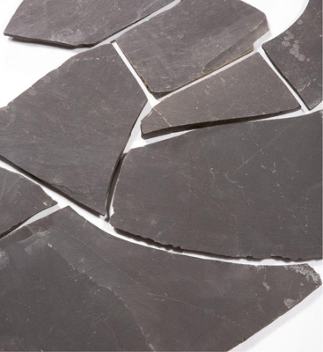 Angaben:
Polygonalplatten ANDEN; Bearbeitung: Oberfläche spaltrau; Material: Basalt; Farbe: schwarz.

Befund:
Pflasterplatten aus Naturstein.