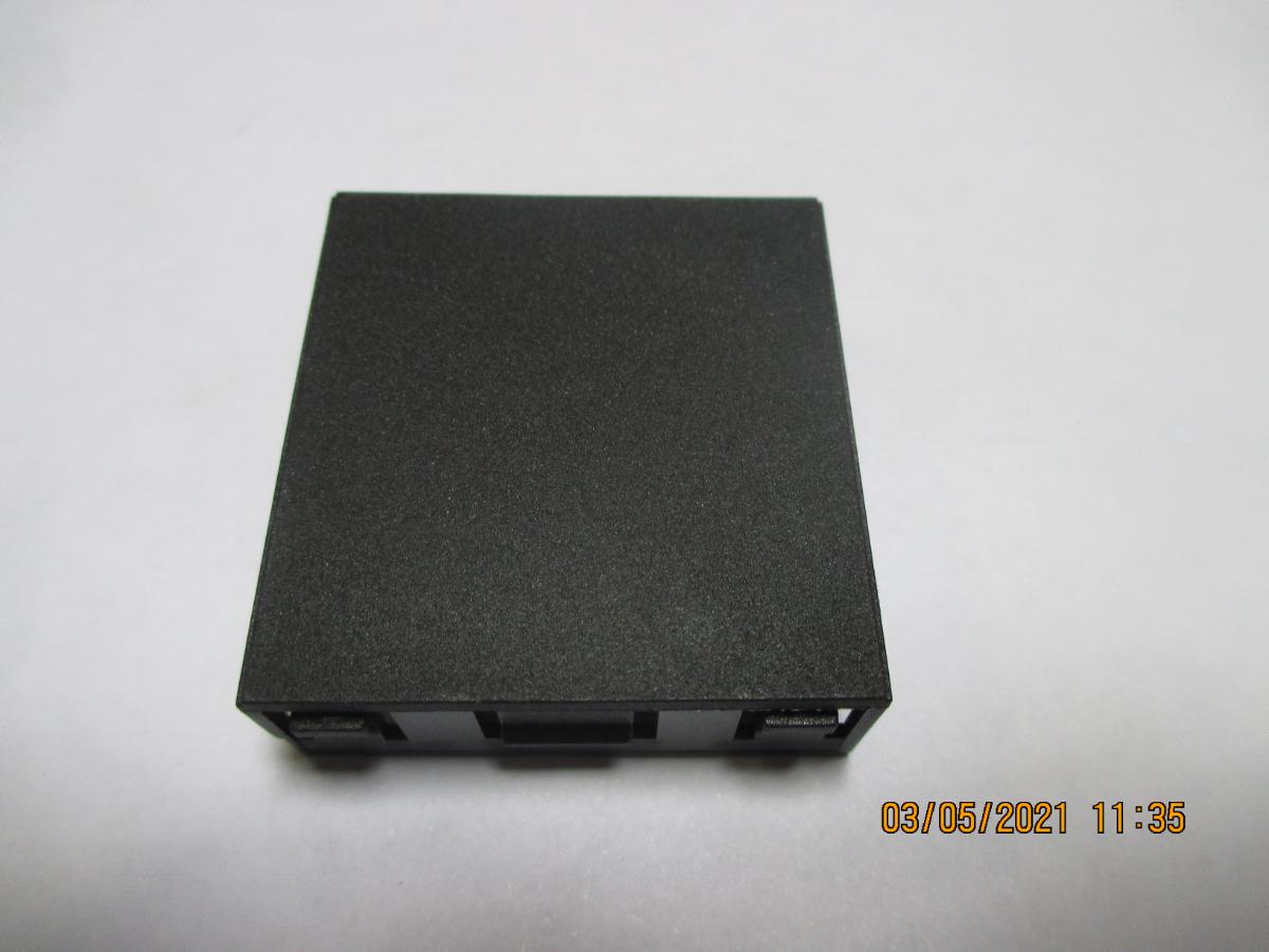 Abdeckung (Abbildung siehe Anlage),
- aus einem spezifischen Formteil aus Kunststoff mit Aussparungen und
  Arretierungsvorrichtungen,
- zur Verwendung als Gehäuseteilabdeckung / Blende für modular aufgebaute
  Tisch - Steckdosenleisten, die je nach Ausstattung Geräte verschiedener Positionen
  des Zolltarifs aufweisen (z.B. Stromrichter der Position 8504 oder Steckdosen
  der Position 8536).

"Nichtelektrisches Teil von Maschinen, Apparaten oder Geräten, in Kapitel 84 anderweit
 weder genannt noch inbegriffen, keine Schiffsschraube oder Schraubenflügel, nicht aus
 Gusseisen, Eisen oder Stahl - Abdeckung"