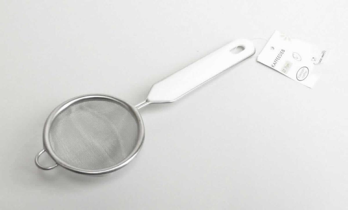 Es handelt sich um ein sog. "Kaffeedrahtsieb Art.Nr. 15971609". 

Die ca. 2 cm lange Ware stellt ein Handsieb zum Aussieben fester Stoffe dar und besteht aus einem ca. 7 cm großen, runden Rahmen mit einem engmaschigen Siebeinsatz, der mit einem Handgriff aus Draht sowie auf der gegenüberliegenden Seite mit einem halbrunden Drahthen-kel zum Einhängen versehen ist.

Das Erzeugnis ist mit einem Pappanhänger für den Einzelverkauf aufgemacht.

Die Ware ist als "Handsieb" einzureihen.