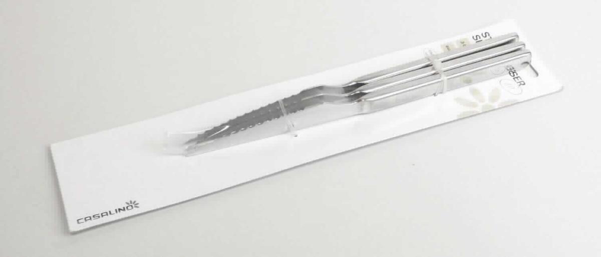 "Steakmesser";

- Set, bestehend aus drei identischen Steakmessern, jeweils mit schneidender,
  feststehender, gezahnter Klinge und Griff, vollständig aus Stahl

- Länge ca. 22 cm

- zum Schneiden von Steaks am Tisch

- auf einem Pappreiter mit einem Klingenschutz aus Kunststoff aufgemacht

Abbildung siehe Anlage.

Derartige Erzeugnisse gehören als "Tischmesser mit schneidender, feststehender 
Klinge, auch gezahnt, keine Messer der Position 8208, keine Zusammenstellungen, 
mit arbeitendem Teil aus unedlem Metall" zur Codenummer 8211 9100 00 0 des Zolltarifs.