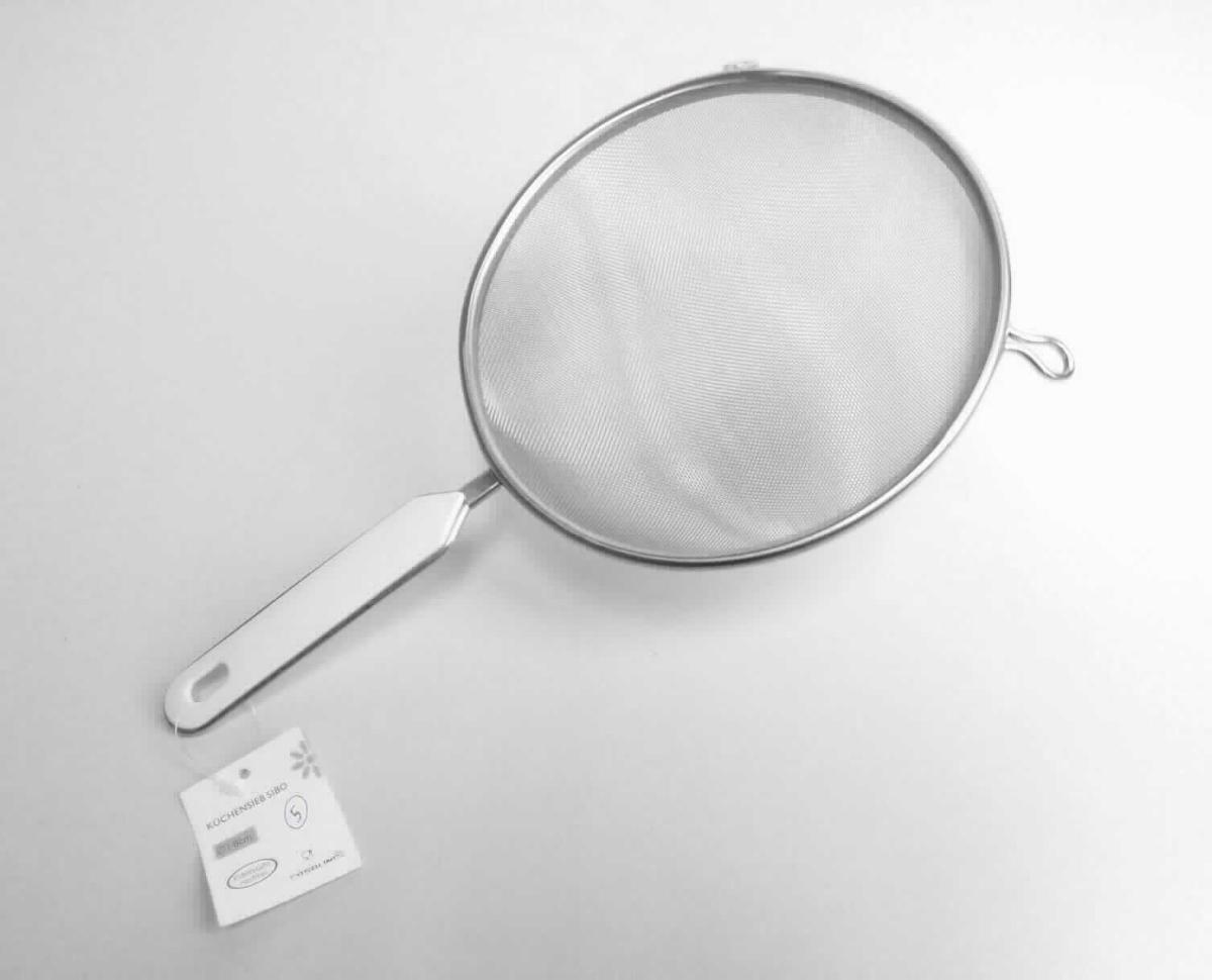 Bei dem sog. "Küchensieb Art.Nr. 17436106" handelt es sich um ein aus Edelstahl bestehendes Handsieb mit Kunststoffgriff zum Aussieben fester Stoffe, bestehend aus einem im Durchmesser ca. 18 cm großen, runden Rahmen mit einem engmaschigen Siebeinsatz. Das Sieb ist auf der einen Seite mit einem ca. 14 cm langen Handgriff und auf der gegenüberlie-genden Seite mit zwei Einhängehenkeln versehen.
Das Erzeugnis ist mit einem Pappanhänger für den Einzelverkauf aufgemacht.

Die Ware ist als "Handsieb" einzureihen.