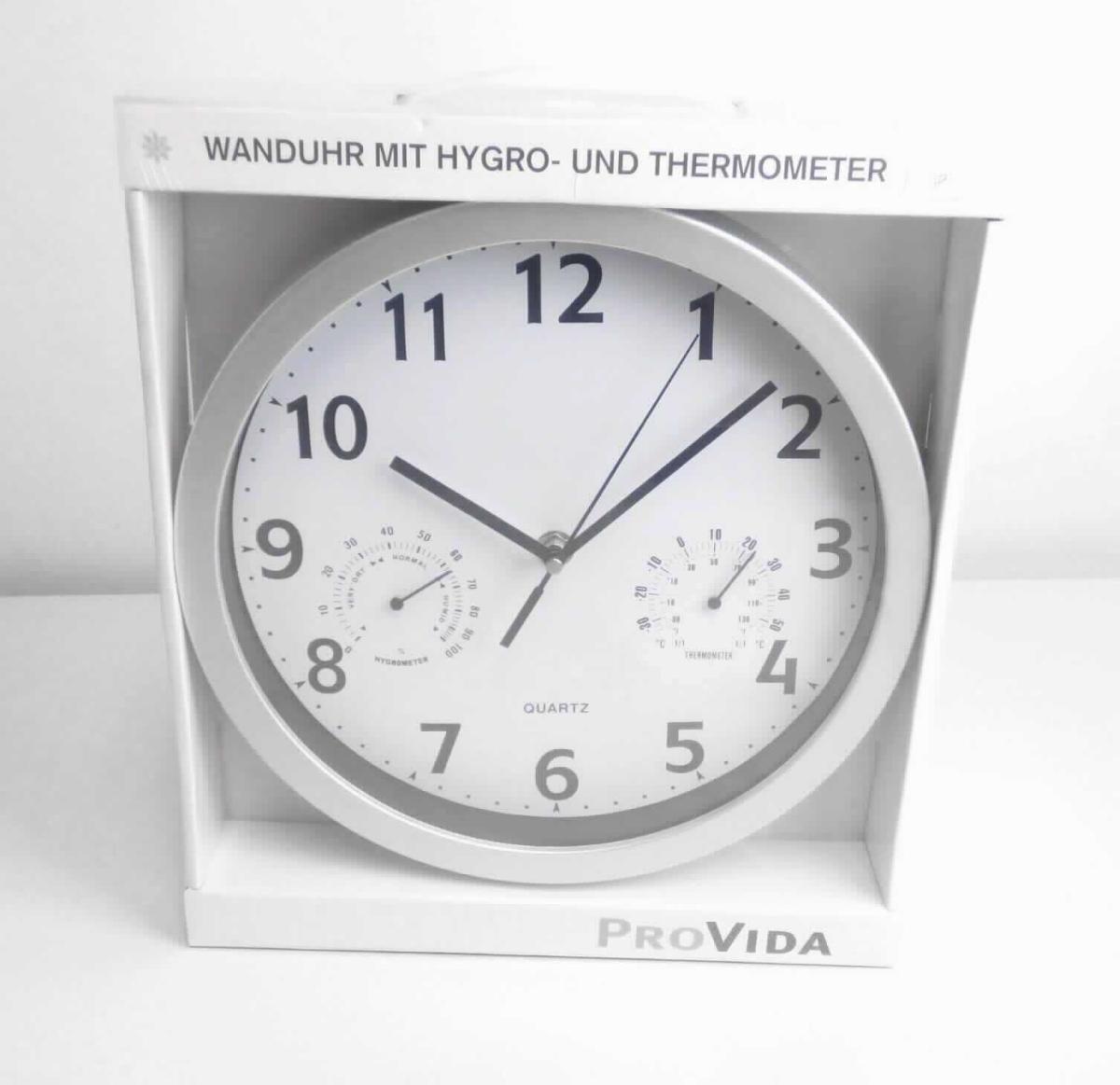 Es handelt sich um eine Wanduhr, Artikel-Nr. 12257706, als zusammengesetzte Ware mit einem Hygrometer und einem Thermometer, bestehend aus 
- einer batteriebetriebenen, runden Wanduhr aus Kunststoff (Durchmesser: ca. 25 cm), mit Quarz-Uhrwerk (kein Kleinuhr-Werk), mit analoger Stunden-, Minuten- und Sekundenanzeige und Batterieaufnahmefach auf der Rückseite, ohne Weckfunktion,
- einem analogen Hygrometer und einem analogen Thermometer, die im unteren Teil des Ziffernblattes integriert sind, mit einem Durchmesser von jeweils ca. 5,5 cm.

Ein charakterbestimmender Bestandteil hinsichtlich der Uhr bezüglich des Umfangs bzw. Hygrometer und Thermometer wegen der Anzahl ist nicht feststellbar, sodass die Einreihung der zusammengesetzten Ware in die zuletzt genannte der gleichermaßen in Betracht kommenden Positionen 9025 und 9105 erfolgt. 

Die in einem mit Kunststofffolie umhüllten bedruckten Pappkarton mit offener Frontseite verpackte Ware ist als "andere als von den Positionen 9101 bis 9104 erfasste Uhr, kein Wecker, Wanduhr, elektrisch betrieben" einzureihen.