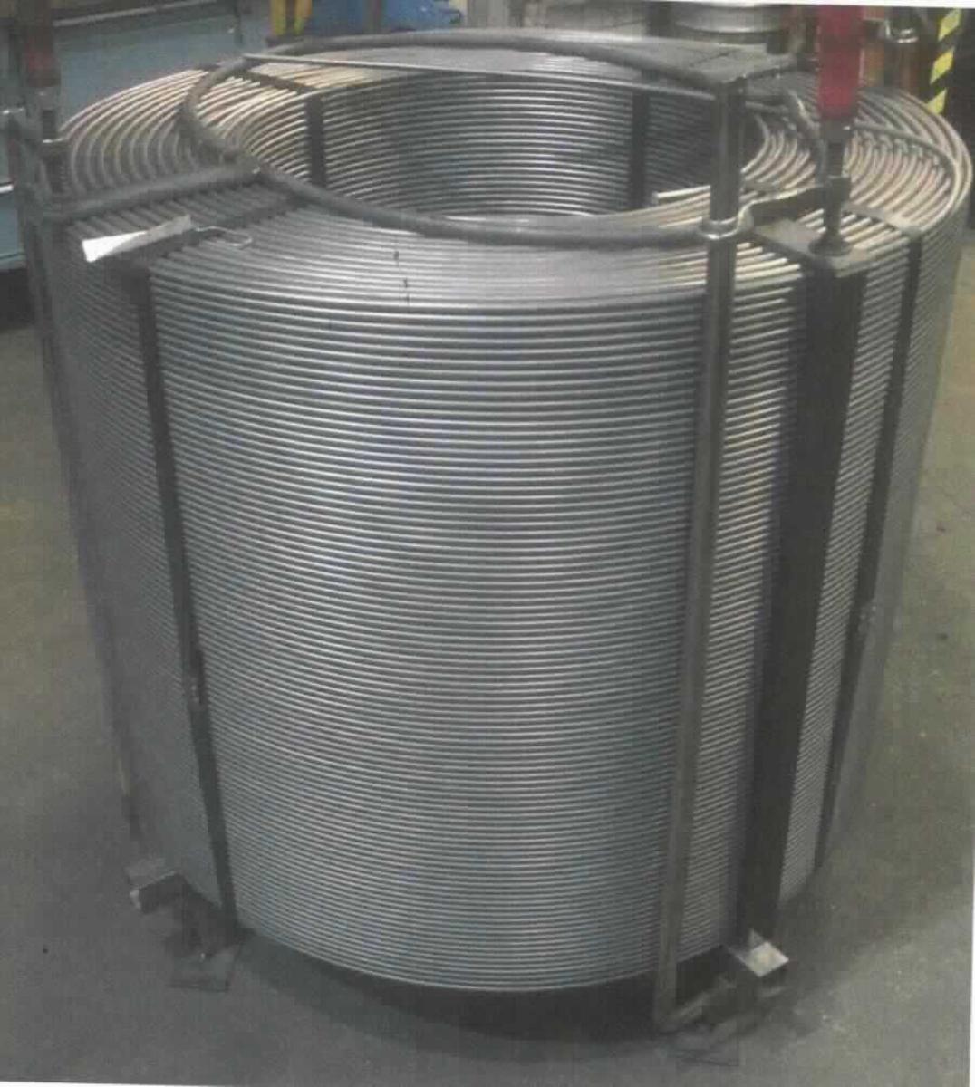 Fülldraht Ferrosilicium

Bei der Ware handelt es sich nach den Angaben um ein mit einer Legierung auf Basis von Ferrosilicium gefülltes 
Stahlrohr, mit einem Durchmesser von 13 mm. Die Ware wird in Rollen (Coils) gehandelt und für die Impfung von Schmelzen verwendet. 

Der Inhalt ist zur besseren Dosierung und zum Schutz von einem Stahlrohr umhüllt. Das Rohr selbst wird als Umhüllung (besondere Art der Verpackung) angesehen und ist daher ohne Einfluß auf die Einreihung.

Die Ware ist als "anderes Ferrosilicium, anderes" in die Unterposition 7202 2990 der Kombinierten Nomenklatur einzureihen.