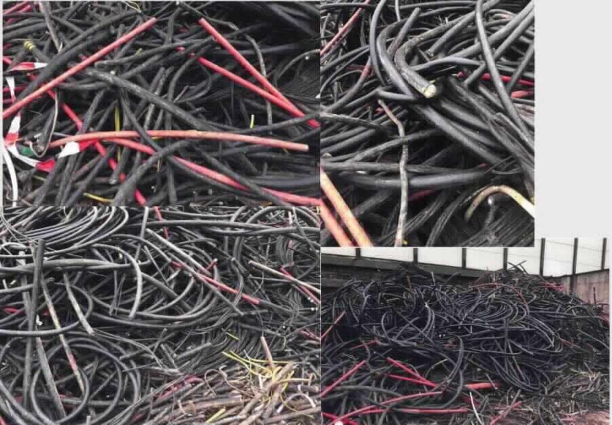 Kabelabfall aus Aluminium

Bei der Ware handelt es sich um Aluminium-Kabelabfälle aus isoliertem Leitungsaluminium. Das Material liegt unsortiert in unterschiedlichen Durchmessern und Abschnittslängen vor und ist für das Recycling des Aluminiums vorgesehen.

Die Ware ist als Schrott aus Aluminium in die Unterposition 7602 00 90 der Kombinierten Nomenklatur einzureihen.