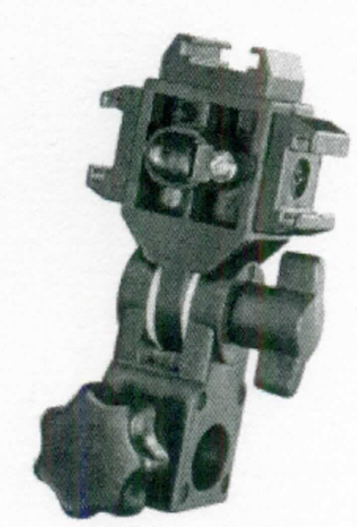 Sog. Blitz- und Schirmhalter, Artikelnummer 17135, im Wesentlichen bestehend aus einer 12 cm langen, neigbaren Halterung aus Kunststoff und Metall. An einem Ende befindet sich eine 5/8 Zoll Spigotaufnahme und am anderen Ende sind drei Blitzschuhe angebracht (äußere Form siehe Abbildung in der Anlage). 
Die Ware dient der Befestigung von bis zu drei Blitzlichtgeräten auf einem Lampenstativ oder einer vergleichbaren Vorrichtung. Zusätzlich kann noch ein Reflektorschirm oder ein anderes stabförmiges Erzeugnis befestigt werden.

Die Ware wird als "Zubehör, erkennbar hauptsächlich für Blitzlichtgeräte für fotografische Zwecke bestimmt, nicht von der Unterposition (HS) 9006 91 erfasst" eingereiht.