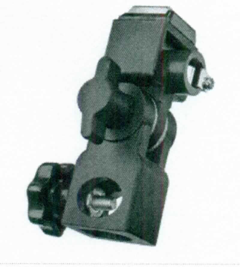 Sog. Blitz- und Schirmhalter, Artikelnummer 15332, im Wesentlichen bestehend aus einer länglichen, schwenkbaren Halterung aus Kunststoff und Metall. An einem Ende befindet sich ein 5/8 Zoll Stativanschluss und am anderen Ende ist ein Blitzschuh angebracht (äußere Form siehe Abbildung in der Anlage). 

Die Ware dient der Befestigung eines Blitzlichtgerätes auf einem Stativ oder einer vergleichbaren Vorrichtung. Zusätzlich kann noch ein Reflektorschirm oder ein anderes stabförmiges Erzeugnis befestigt werden.

Die Ware wird als "Zubehör, erkennbar hauptsächlich für Blitzlichtgeräte für fotografische Zwecke bestimmt, nicht von der Unterposition (HS) 9006 91 erfasst" eingereiht.