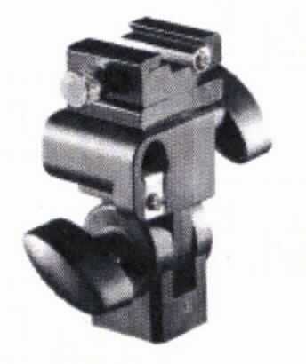 Sog. Systemblitzhalterung (Art. 17908), im Wesentlichen bestehend aus einer verstellbaren Halterung zur Montage auf einem Kamera- oder Lampenstativ, mit einem drehbaren Blitzschuh und einer arretierbaren Schirmhalterung (Gewicht 130 g, Material Kunststoff, Metall; äußere Form siehe Abbildung in der Anlage). 
Die Ware dient der Befestigung eines Blitzlichtgerätes auf einem Stativ. Zusätzlich kann noch ein Durchsichtschirm oder ein Reflexschirm befestigt werden. 

Die Ware wird als "Zubehör, erkennbar hauptsächlich für Blitzlichtgeräte für fotografische Zwecke bestimmt, nicht von der Unterposition (HS) 9006 91 erfasst" eingereiht.
