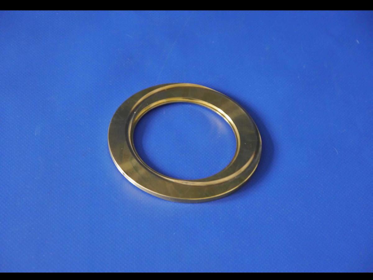 Bei der als "Scheibe nach Zeichnung 74.552.4d" bezeichneten Ware handelt es sich um ein nach technischer Zeichnung gefertigtes Axiallager in Form eines im Durchmesser 105 mm großen, ringförmigen Erzeugnisses aus unedlem Metall mit einer kreisrunden Lochung in der Mitte, das beidseitig eine runde Schmiernut aufweist.
 
Das Erzeugnis dient der Axiallagerung von Kegelrädern in einem Ausgleichsdifferential.

Die Ware ist als "Wellengleitlager, nicht für zivile Luftfahrzeuge, nicht von der Unterposition (TARIC) 8483 3080 20 erfasst" einzureihen.