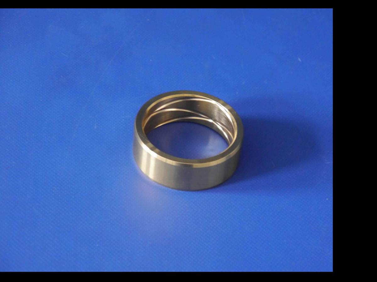 Bei der als "Buchse nach Zeichnung 71.4212.4b" bezeichneten Ware handelt es sich um eine nach technischer Zeichnung gefertigte Gleitlagerbuchse in Form eines im Durchmesser 72 mm großen, zylindrischen Erzeugnisses aus unedlem Metall, das innenseitig mehrere Schmiernuten aufweist.

Das Erzeugnis wird in getriebenen Achsen, hauptsächlich für Fahrzeugkräne, verwendet und dient dort der Lagerung von Gelenkwellen.

Die Ware ist als "Wellengleitlager, nicht für zivile Luftfahrzeuge, nicht von der Unterposition (TARIC) 8483 3080 20 erfasst" einzureihen.