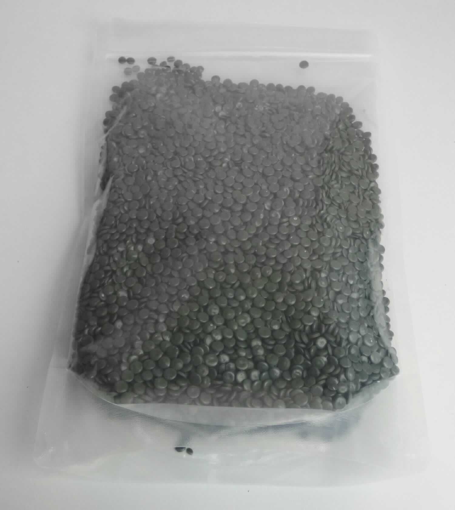 Angaben des Antragstellers:
LDPE-Regranulat Bunt
Für die Produktion werden sortenreine Kunststoffe verwendet. In verschiedenen Stufen werden aus dem Ausgangsmaterial Fremdstoffe herausgefiltert, die gewaschenen Flakes im Extruder anschließend geschmolzen, entgast, mikrofiltriert und mit Additiven gezielt zu Granulaten verarbeitet.

Feststellungen an einem Warenmuster:
Es liegt ein graues, linsenförmiges Granulat aus Polyethylen vor.

Befund:
Es liegt ein Granulat aus Polyethylen vor. Anhand der objektiven Beschaffenheit der Ware kann nicht erkannt werden, dass es sich um Regranulat aus Abfall handelt. Es handelt sich um Polymere des Ethylens in Primärform im Sinne der Position 3901.