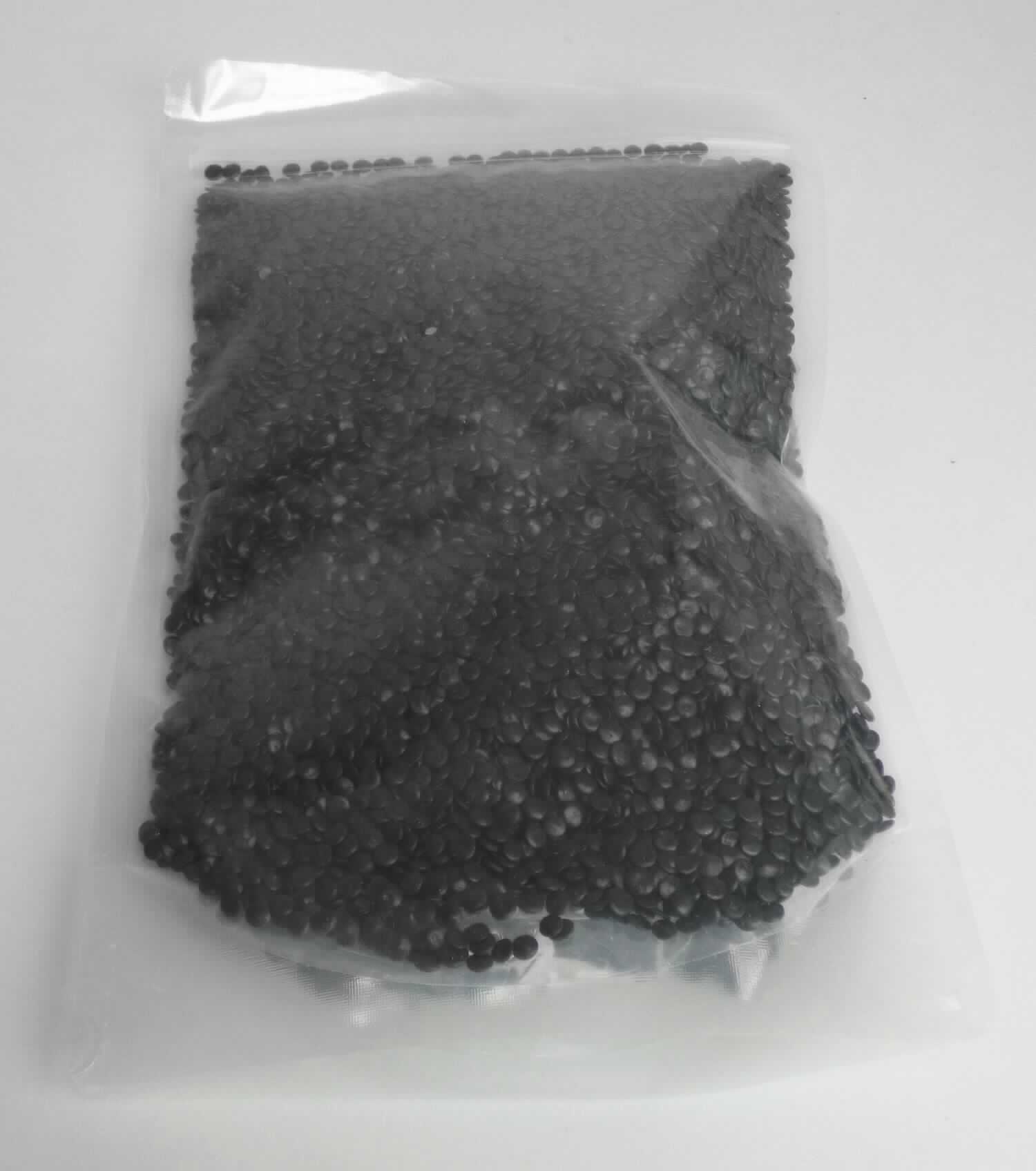 Angaben des Antragstellers:
LDPE-Regranulat Schwarz
Für die Produktion werden sortenreine Kunststoffe verwendet. In verschiedenen Stufen werden aus dem Ausgangsmaterial Fremdstoffe herausgefiltert, die gewaschenen Flakes im Extruder anschließend geschmolzen, entgast, mikrofiltriert und mit Additiven gezielt zu Granulaten verarbeitet.

Feststellungen an einem Warenmuster:
Es liegt ein schwarzes, linsenförmiges Granulat aus Polyethylen vor.

Befund:
Es liegt ein Granulat aus Polyethylen vor. Anhand der objektiven Beschaffenheit der Ware kann nicht erkannt werden, dass es sich um Regranulat aus Abfall handelt. Es handelt sich um Polymere des Ethylens in Primärform im Sinne der Position 3901.
