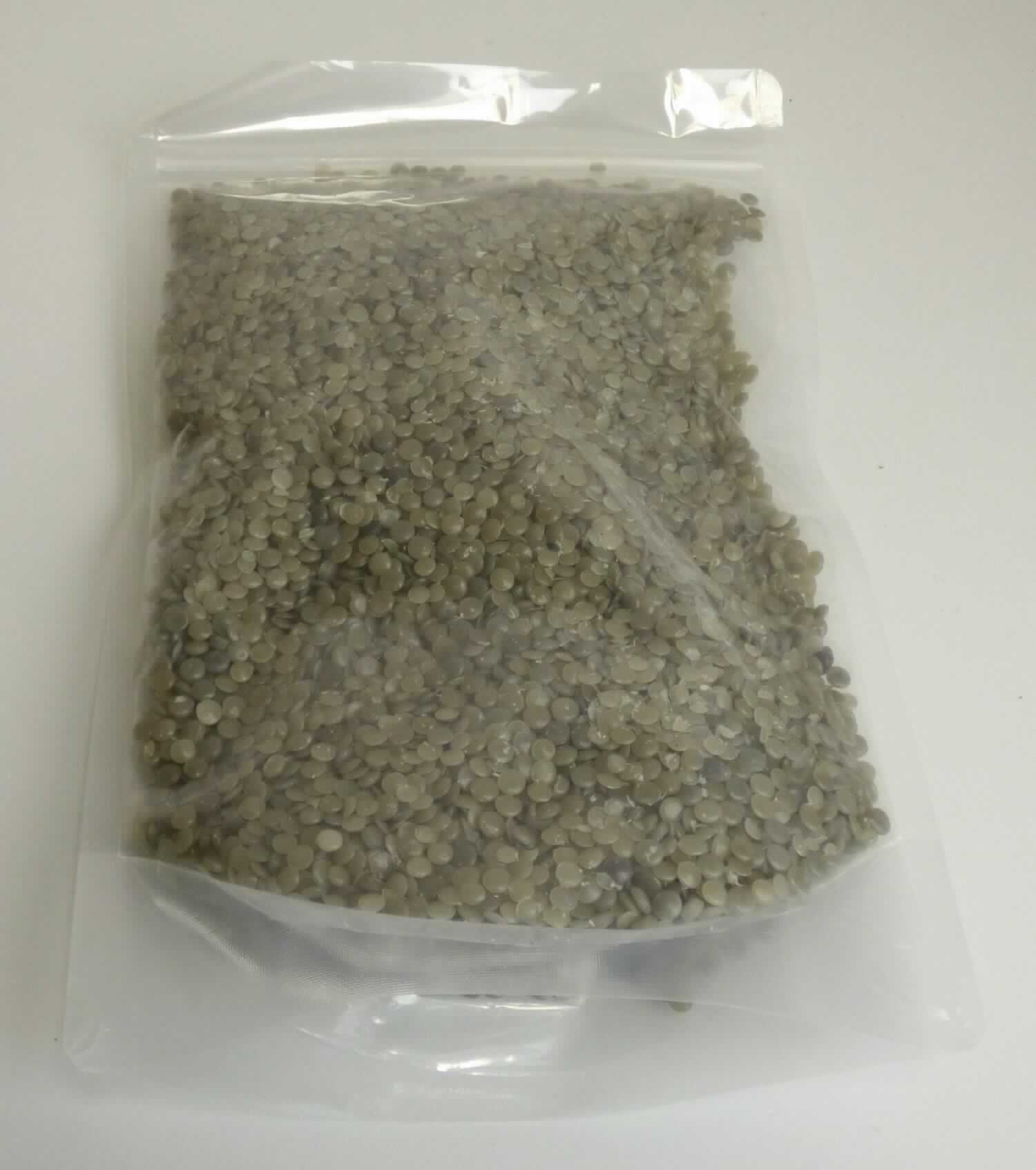 Angaben des Antragstellers:
LDPE-Granulat hell bunt
Für die Produktion werden sortenreine Kunststoffe verwendet. In verschiedenen Stufen werden aus dem Ausgangsmaterial Fremdstoffe herausgefiltert, die gewaschenen Flakes im Extruder anschließend geschmolzen, entgast, mikrofiltriert und mit Additiven gezielt zu Granulaten verarbeitet.

Feststellungen an einem Warenmuster:
Es liegt ein hellgrau-buntes, linsenförmiges Granulat aus Polyethylen vor.

Befund:
Es liegt ein Granulat aus Polyethylen vor. Anhand der objektiven Beschaffenheit der Ware kann nicht erkannt werden, dass es sich um Regranulat aus Abfall handelt. Es handelt sich um Polymere des Ethylens in Primärform im Sinne der Position 3901.