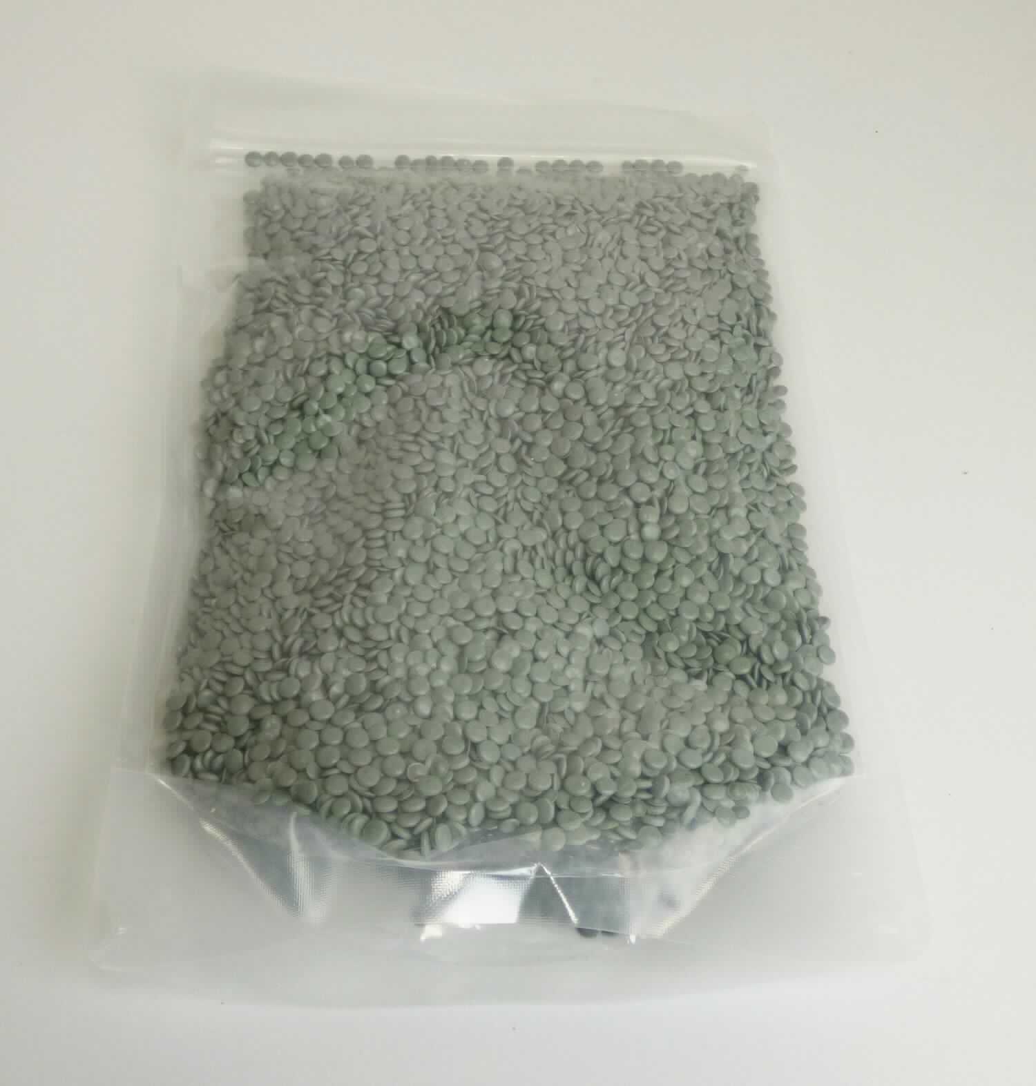 Angaben des Antragstellers:
LDPE-Granulat transparent farbstichig
Für die Produktion werden sortenreine Kunststoffe verwendet. In verschiedenen Stufen werden aus dem Ausgangsmaterial Fremdstoffe herausgefiltert, die gewaschenen Flakes im Extruder anschließend geschmolzen, entgast, mikrofiltriert und mit Additiven gezielt zu Granulaten verarbeitet.

Feststellungen an einem Warenmuster:
Es liegt ein grau-bläuliches, linsenförmiges Granulat aus Polyethylen vor.

Befund:
Es liegt ein Granulat aus Polyethylen vor. Anhand der objektiven Beschaffenheit der Ware kann nicht erkannt werden, dass es sich um Regranulat aus Abfall handelt. Es handelt sich um Polymere des Ethylens in Primärform im Sinne der Position 3901.