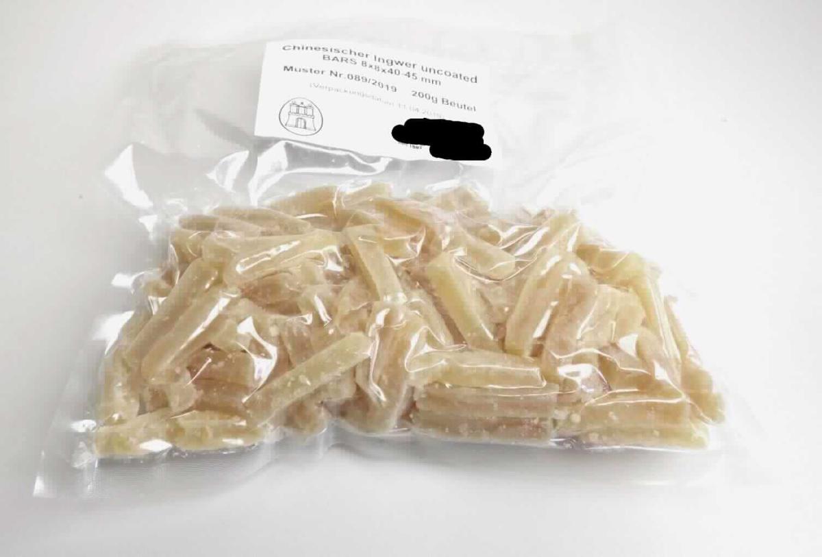 Ingwer, zubereitet.

Antragsangaben (als zutreffend unterstellt): Ingwer in Stücken. Aufmachung: in Packungen in unmittelbaren Umschließungen mit einem Gewicht des Inhalts von mehr als 1 kg. Es wurden vertrauliche Angaben gemacht.

Beschaffenheit des vorgelegten Warenmusters: gelb-beigefarbene, stäbchenförmige, überwiegend mit einer dünnen, anhaftenden Zuckerkristallschicht bedeckte Ingwerstücke (ca. 43 x 8 x 8 mm), süß, scharf und arttypisch schmeckend. 

Zusatz von Alkohol (gemäß Angabe): nicht enthalten. 
Zuckergehalt i. S. der ZAnm 2 a) Abs 1 Kap 20 (gemäß Angabe): mehr als 9 GHT.
Zugesetzter Zucker i. S. der ZAnm 3, 2. Anstrich zu Kap 20 (gemäß Angabe): enthalten.

Der Herstellungsprozess entspricht nicht einem Kandieren im Sinne der Position 2006 der KN.

Früchte, Nüsse und andere genießbare Pflanzenteile, in anderer Weise zubereitet oder haltbar gemacht, auch mit Zusatz von Zucker, anderen Süßmitteln oder Alkohol, anderweit weder genannt noch inbegriffen, andere als in den Unterpositionen 2008 11 bis 2008 97 der Kombinierten Nomenklatur genannt, ohne Zusatz von Alkohol, mit Zusatz von Zucker, in unmittelbaren Umschließungen mit einem Gewicht des Inhalts von mehr als 1 kg, Ingwer.