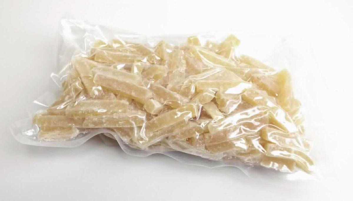 Ingwer, zubereitet.

Antragsangaben (als zutreffend unterstellt): Ingwer in Stücken. Aufmachung: in Packungen in unmittelbaren Umschließungen mit einem Gewicht des Inhalts von mehr als 1 kg. Es wurden vertrauliche Angaben gemacht.

Beschaffenheit des vorgelegten Warenmusters: gelb-beigefarbene, stäbchenförmige, überwiegend mit anhaftendem Puderzucker bedeckte Ingwerstücke (ca. 43 x 8 x 8 mm), süß, scharf und arttypisch schmeckend. 

Zusatz von Alkohol (gemäß Angabe): nicht enthalten. 
Zuckergehalt i. S. der ZAnm 2 a) Abs 1 Kap 20 (gemäß Angabe): mehr als 9 GHT.
Zugesetzter Zucker i. S. der ZAnm 3, 2. Anstrich zu Kap 20 (gemäß Angabe): enthalten.

Der Herstellungsprozess entspricht nicht einem Kandieren im Sinne der Position 2006 der KN.

Früchte, Nüsse und andere genießbare Pflanzenteile, in anderer Weise zubereitet oder haltbar gemacht, auch mit Zusatz von Zucker, anderen Süßmitteln oder Alkohol, anderweit weder genannt noch inbegriffen, andere als in den Unterpositionen 2008 11 bis 2008 97 der Kombinierten Nomenklatur genannt, ohne Zusatz von Alkohol, mit Zusatz von Zucker, in unmittelbaren Umschließungen mit einem Gewicht des Inhalts von mehr als 1 kg, Ingwer.