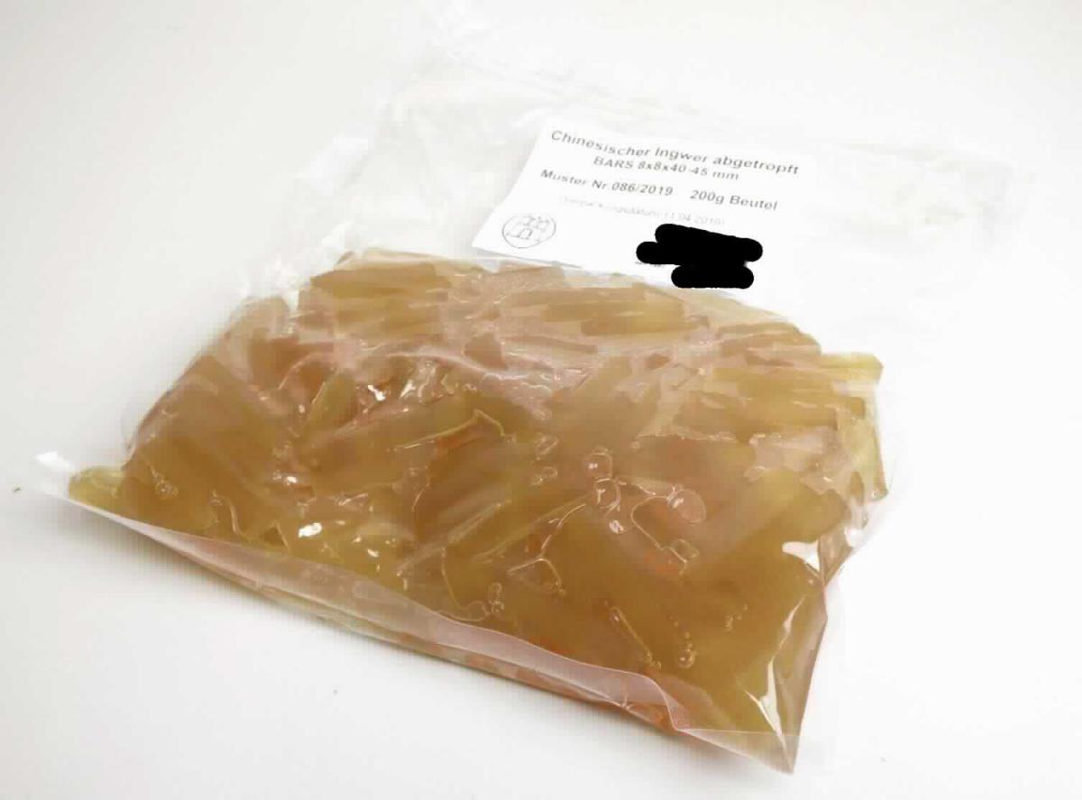 Ingwer, zubereitet.

Antragsangaben (als zutreffend unterstellt): Ingwer in Sirup; Aufmachung: in Packungen in unmittelbaren Umschließungen mit einem Gewicht des Inhalts von mehr als 1 kg. Es wurden vertrauliche Angaben gemacht.

Beschaffenheit des vorgelegten Warenmusters: bräunlich-beigefarbene, stäbchenförmige, biegsame, geleeähnliche Ingwerstücke (ca. 41 x 8 x 8 mm) in wenig hellgelbem, viskosem Sirup, süß, scharf und arttypisch schmeckend. 

Zusatz von Alkohol (gemäß Angabe): nicht enthalten. 
Zuckergehalt i. S. der ZAnm 2 a) Abs 1 Kap 20 (gemäß Angabe): mehr als 9 GHT.
Zugesetzter Zucker i. S. der ZAnm 3, 2. Anstrich zu Kap 20 (gemäß Angabe): enthalten.

Der Herstellungsprozess entspricht nicht einem Kandieren im Sinne der Position 2006 der KN.

Früchte, Nüsse und andere genießbare Pflanzenteile, in anderer Weise zubereitet oder haltbar gemacht, auch mit Zusatz von Zucker, anderen Süßmitteln oder Alkohol, anderweit weder genannt noch inbegriffen, andere als in den Unterpositionen 2008 11 bis 2008 97 der Kombinierten Nomenklatur genannt, ohne Zusatz von Alkohol, mit Zusatz von Zucker, in unmittelbaren Umschließungen mit einem Gewicht des Inhalts von mehr als 1 kg, Ingwer.