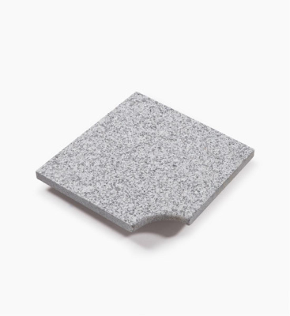 Angaben:
Poolecke BRAVO EXACTA geflammt; Bearbeitung: Oberfläche geflammt, Innenseite mit Rundstab geflammt und gebürstet, sonst gesägt; Material: Granit; Farbe: edelgrau.

Befund:
Bearbeitete Werksteine und Waren daraus, Granit, poliert, verziert oder anders bearbeitet, jedoch ohne Bildhauerarbeit, mit einem Eigengewicht von 10 kg oder mehr.