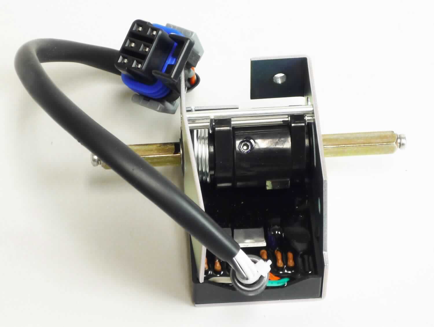 Sogenannter elektronischer Fahrgeber, im Wesentlichen bestehend aus einem Gehäuse aus unedlem Metall (ca. 69 x 44 x 44 mm), in welchem sich ein Kunststoffeinsatz mit einer bestückten Leiterplatte in einer Vergussmasse, eine drehbar gelagerte Achse mit Vierkantprofil (Länge ca. 99 mm) und eine Rückstellfeder sowie ein Anschlusskabel (Länge ca. 260 mm) mit einem sechspoligen Anschlussstecker befinden (siehe Abbildung in der Anlage). Der Arbeitsweg der Achse beträgt ca. 116°.
Der nach dem Hall-Effekt arbeitende Geber wandelt die Drehbewegung der Achse (Winkelposition) in ein analoges Spannungssignal (0-5 V) um.
Die Ware ist in einem Karton verpackt.
Die Ware wird als "Gerät zum Messen oder Prüfen geometrischer Größen (Winkel), in Kapitel 90 anderweit weder genannt noch inbegriffen, anderes als von den Unterpositionen (HS) 9031 10 bis 9031 49 erfasst" eingereiht.