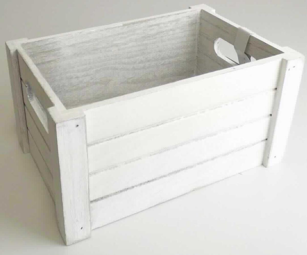 Aufbewahrungsbox, Paulowniaholz, Antik weiß, Art.-Nr:69463 (Abbildung siehe Anlage)
- Kiste bestehend aus einem rechteckigen Boden aus Sperrholz, je zwei Holzplatten mit Griffaus-
  schnitten und Kehlungen an den Schmalseiten sowie je zwei Holzplatten mit Kehlungen an den 
  Längsseiten, aus unregelmäßig weiß lasiertem Paulowniaholz (lt. Antragsteller), an den Ecken 
  mit je zwei Leisten verstärkt,
- durch einfache Verarbeitung (Nageln und Kleben) zusammengefügt, scharfkantig, stellenweise
  raue Oberflächen (keine sorgfältige Ausführung, kein Innenausstattungsgegenstand der 
  Pos. 4420),
- Abmessungen: ca. 26 x 17 x 13,5 cm,
- zum Transport und Aufbewahren von Gegenständen (nicht mit Truhen vergleichbar, kein 
  Möbel der Pos. 9403).

"Kiste aus Holz"