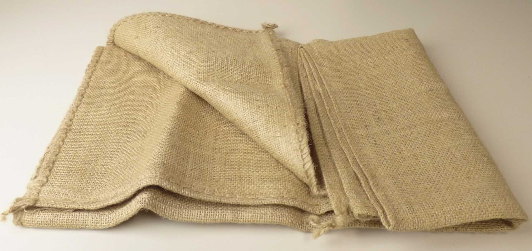 Sack zu Verpackungszwecken, sog. Jute-Sack, Foto siehe Anlage,
- rechteckig; in den Abmessungen: ca. 62 cm x 112 cm,
- aus ca. 1,2 mm dicken Geweben aus laut Antrag Jute,
- am oberen Rand offen,
- durch Zusammennähen an einer Längs- und einer Schmalseite konfektioniert,
- laut Antrag nicht gebraucht,
- dient laut Antrag zum Verpacken von Lebensmitteln.

"Sack zu Verpackungszwecken, aus Spinnstoffen, aus Jute, nicht gebraucht"