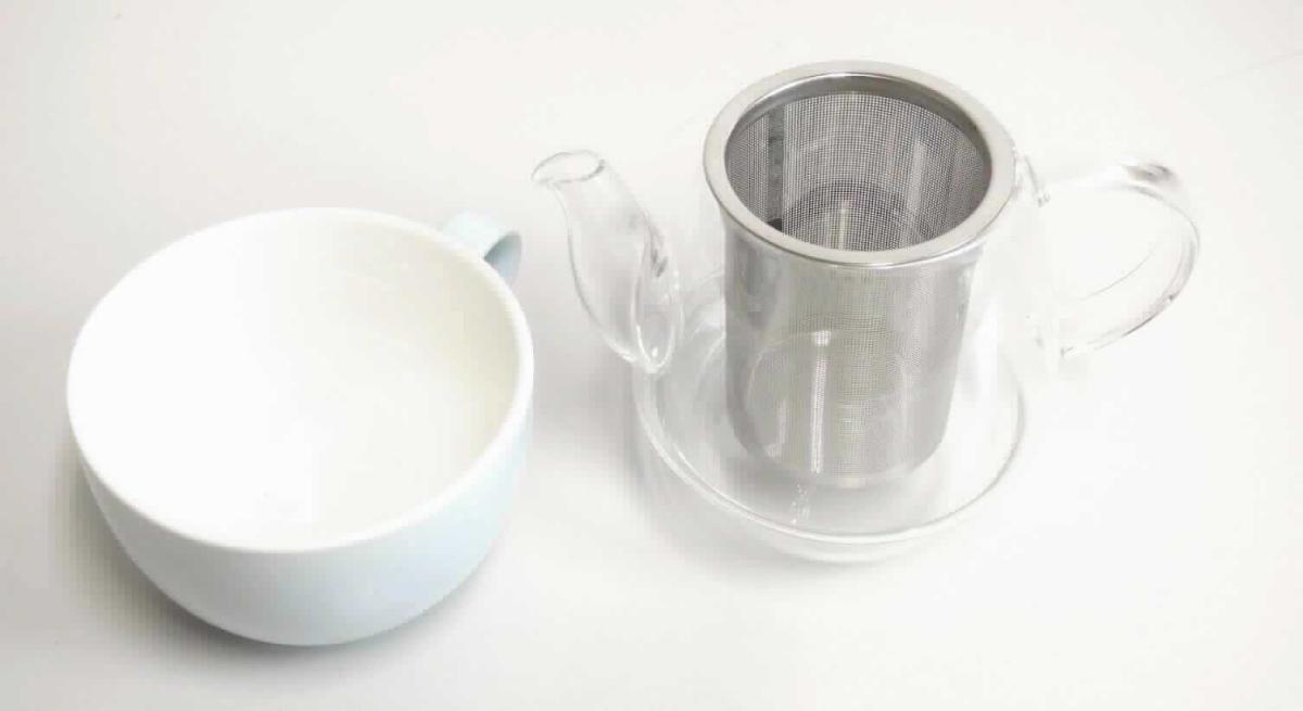 Warezusammenstellung, bestehend aus einer Teekanne mit Sieb und einer Teetasse, sog. Tea-for-one-Set, 
Foto siehe Anlage, 
- gemeinsam in einer handelsübliche Verpackung (laut Antrag in einem Karton) zur Befriedigung einer 
  bestimmten Tätigkeit (Teetrinken) für den Einzelverkauf aufgemacht, 
- Teekanne mit Sieb:
- - zusammengesetzte Ware, bestehend aus einer Teekanne und einem Teesieb:
- - Teekanne (im Hinblick auf den Wert und die Verwendung charakterbestimmend):
- - - bauchig gearbeitet; mit Henkel und Ausgusstülle; oben offen; klarsichtig,
- - - laut Antrag aus Borosilikatglas,
- - Teesieb:
- - - laut Antrag aus Edelstahl,
- - - passgenau für die Öffnung der Teekanne gearbeitet, 
- Teetasse:
- - glasierte, außen hellblaue und innen cremefarbene Tasse mit Henkel,
- - keramisches Erzeugnis; nach der Formgebung gebrannt; tonmineralhaltiges Material enthaltend, 
- - - laut Antrag aus Porzellan,
- insbesondere im Hinblick auf den Wert bestimmt die Teekanne mit Sieb gegenüber der Teetasse den 
  Charakter der Warenzusammenstellung.

"Glaswaren zur Verwendung bei Tisch oder in der Küche, keine Trinkgläser, aus anderem Glas mit 
 einem linearen Ausdehnungskoeffizienten von 5 * 10 hoch-6 oder weniger je Kelvin bei Temperaturen 
 von 0 °C bis 300 °C"