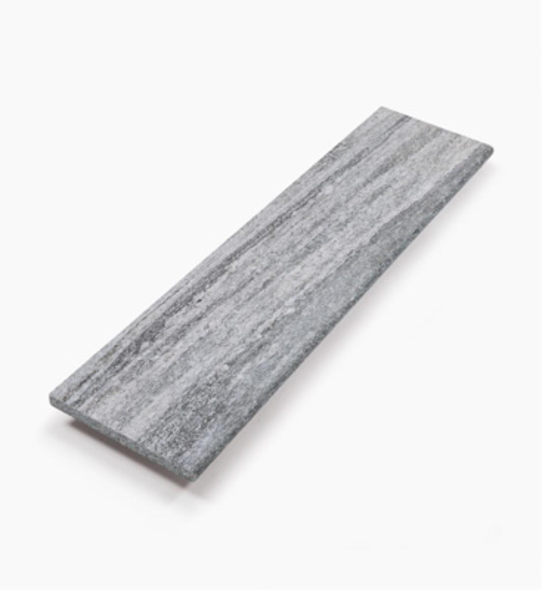Angaben:
Poolplatten BIASCA EXACTA geflammt, Bearbeitung: Oberfläche geflammt, eine Längsseite mit Rundstab geflammt und gebürstet, sonst gesägt; Material: Gneis; Farbe: silbergrau-liniert.

Befund:
Bearbeitete Werksteine und Waren daraus, poliert, verziert oder anders bearbeitet, jedoch ohne Bildhauerarbeit, mit einem Eigengewicht von 10 kg oder mehr.